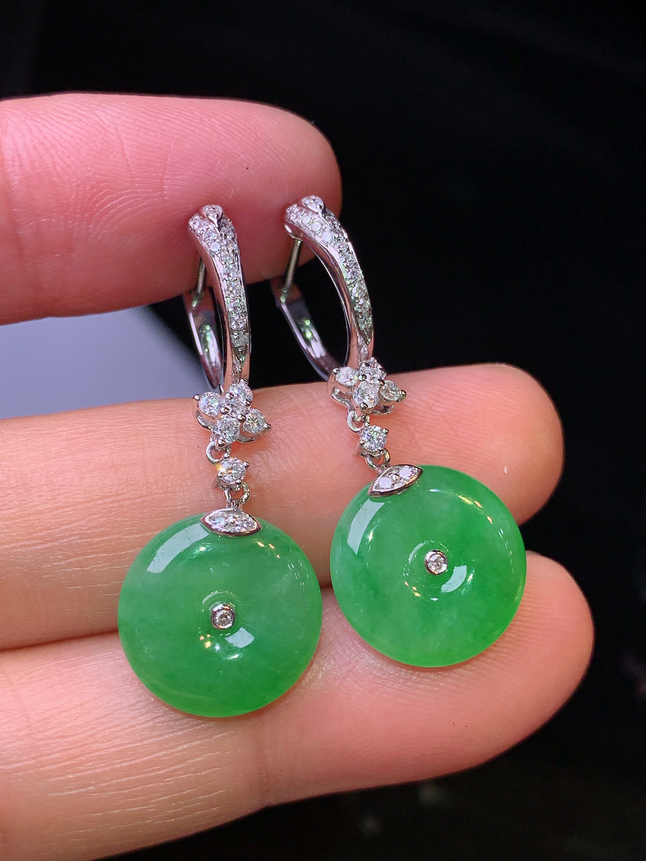 18k金钻镶嵌满绿平安扣耳坠 玉质细腻 色泽艳丽清新 水润亮眼 整体尺寸33.6*12.6*3.2