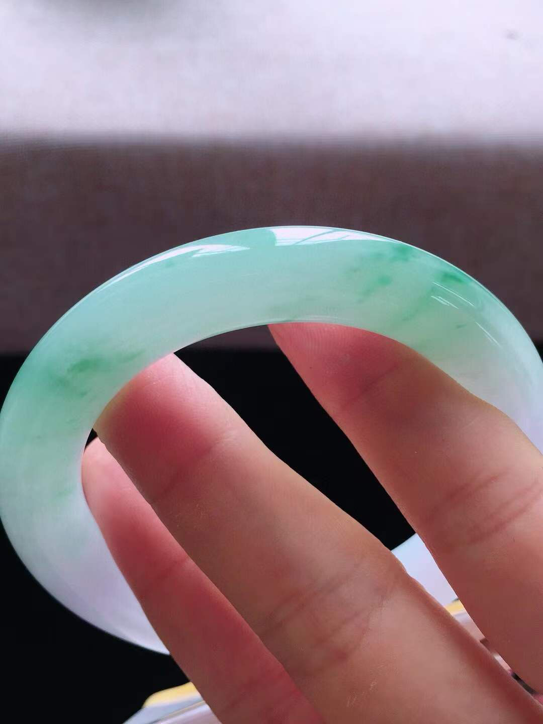 【翡翠名称】老种冰紫飘花54圈口圆条手镯
【翡翠尺寸】54*10.8*10.8mm适合54-56正圈口佩戴
【翡翠描述】宝贝种老水足，玉质细腻，色泽靓丽，性价比高，佩戴效果好！
【其它赠送】权威证书/精美挂绳盒子/支持全国复检