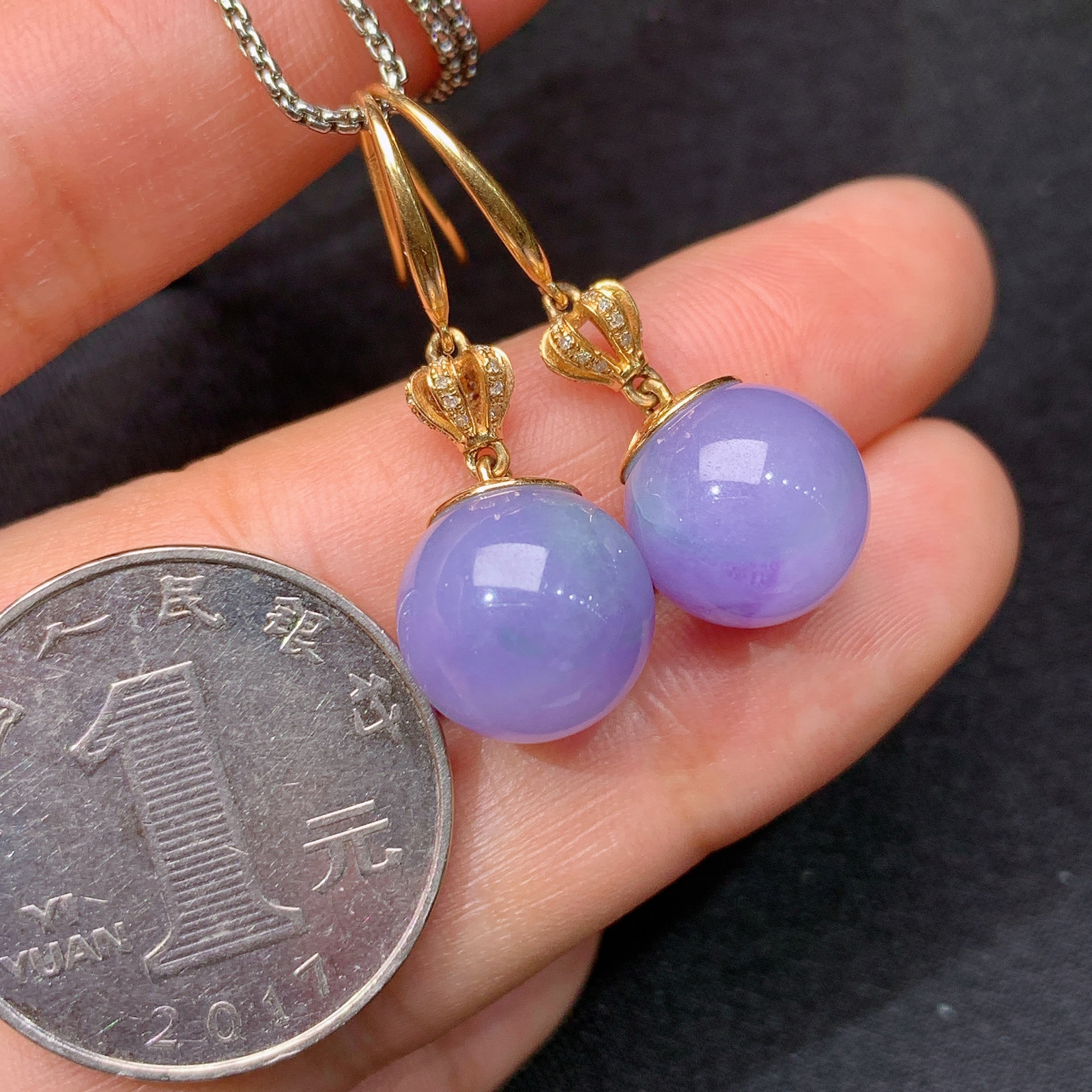 紫罗兰圆珠耳坠，18k金镶嵌，温润细腻，颜色鲜艳 Hon 直径11.5