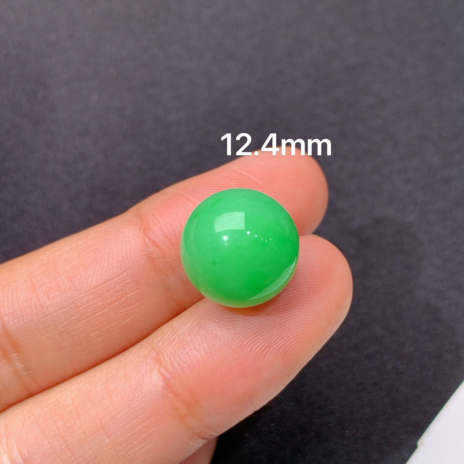 阳绿圆珠，镶嵌佳品，冰润色阳，玉质细腻，种水足，Hl 尺寸12.4