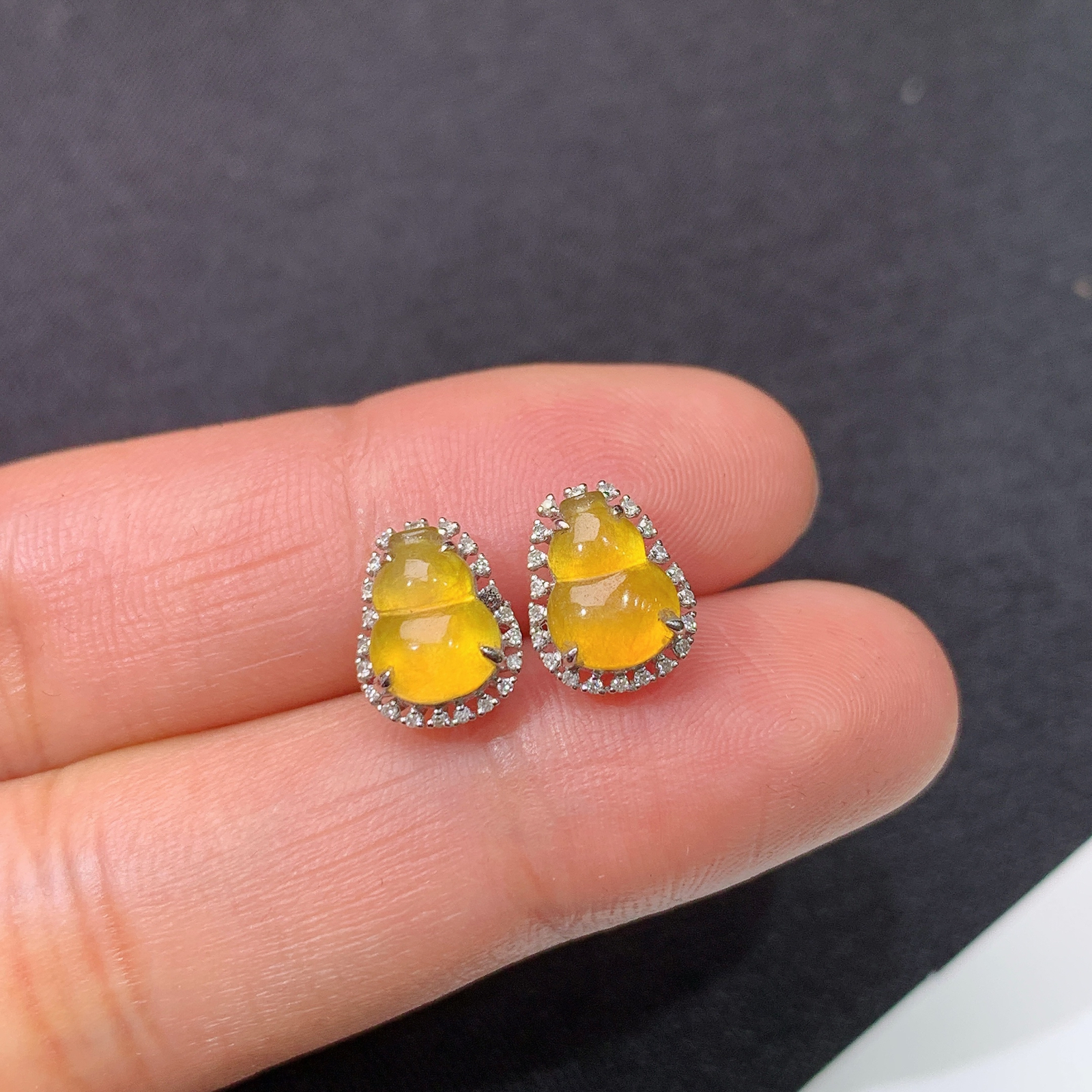 冰黄翡葫芦耳钉，18k金镶嵌，简约时尚，冰润鲜艳，种水足，Yt 尺寸7.3*5.6*2