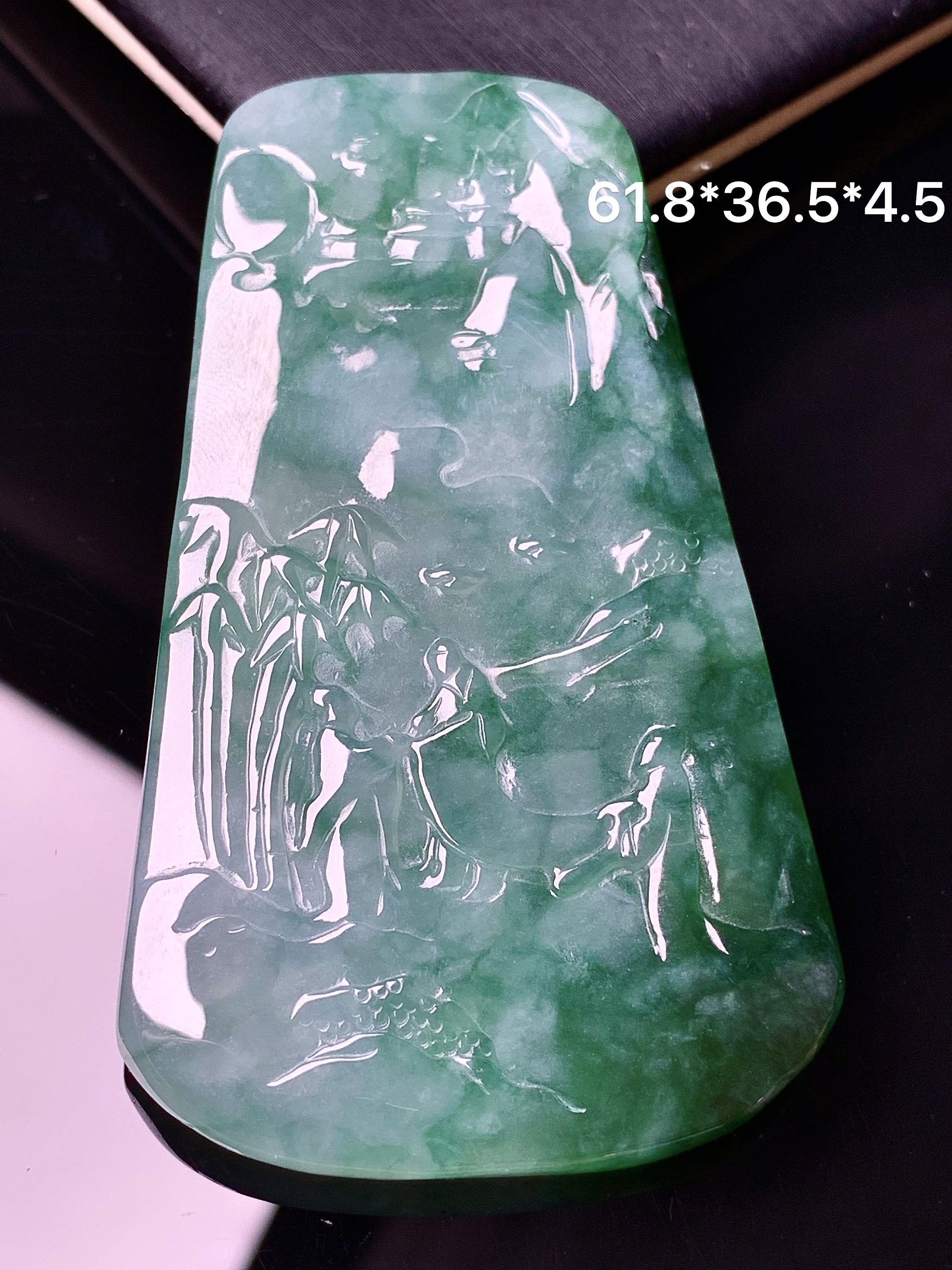 飘绿山水牌子吊坠 玉质细腻 色泽艳丽清新 水润亮眼 整体尺寸51.8*36.5*4.5