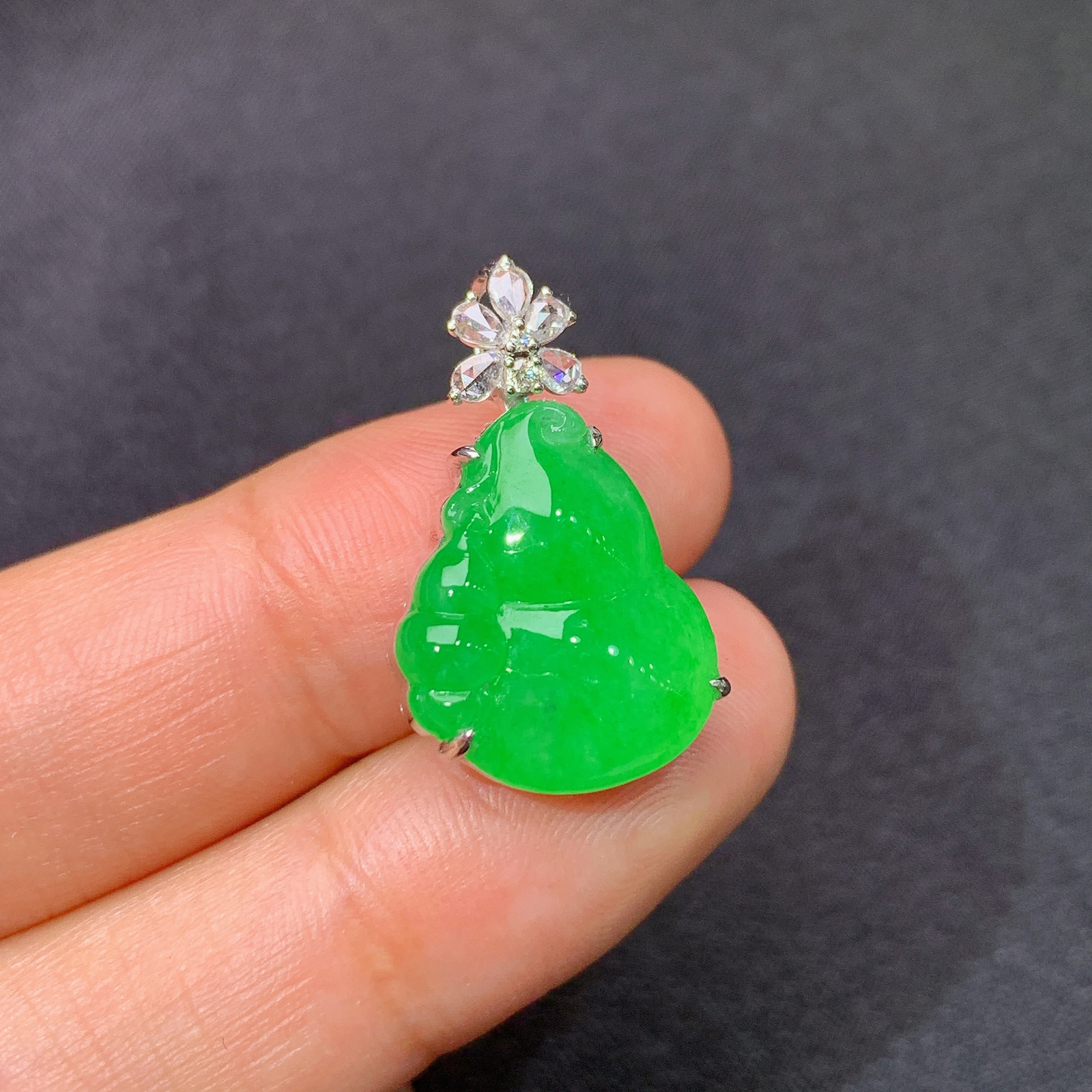 冰阳绿葫芦吊坠，18k金镶嵌，冰润色阳，玉质细腻，种水足，Cr 尺寸23.6*14*6.1