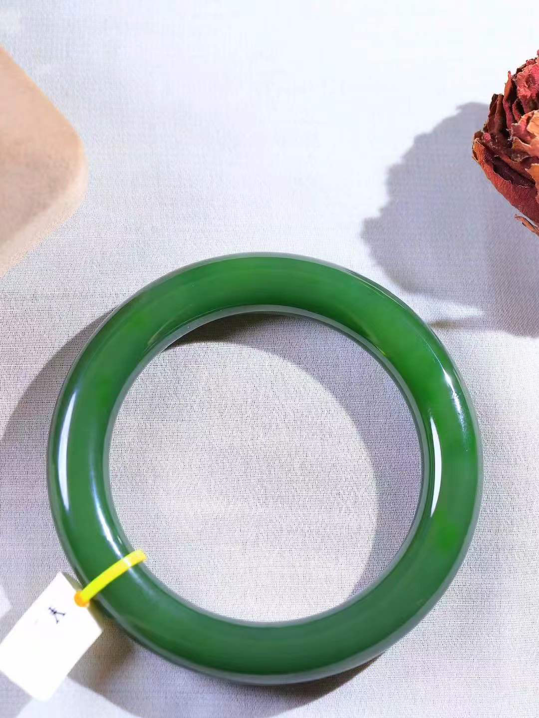 【碧波流转·手镯】

收藏级臻品️和田玉碧玉圆条手镯，玉质细腻温润，手感舒适，️线条流畅，简约大气，美自天成，佩戴于腕间，婉约之美，举手投足间透出那份低调奢华，醉人心扉。
重73克 内径圈口58.5mm尺寸11.3-11.8mm  FDA-1325308