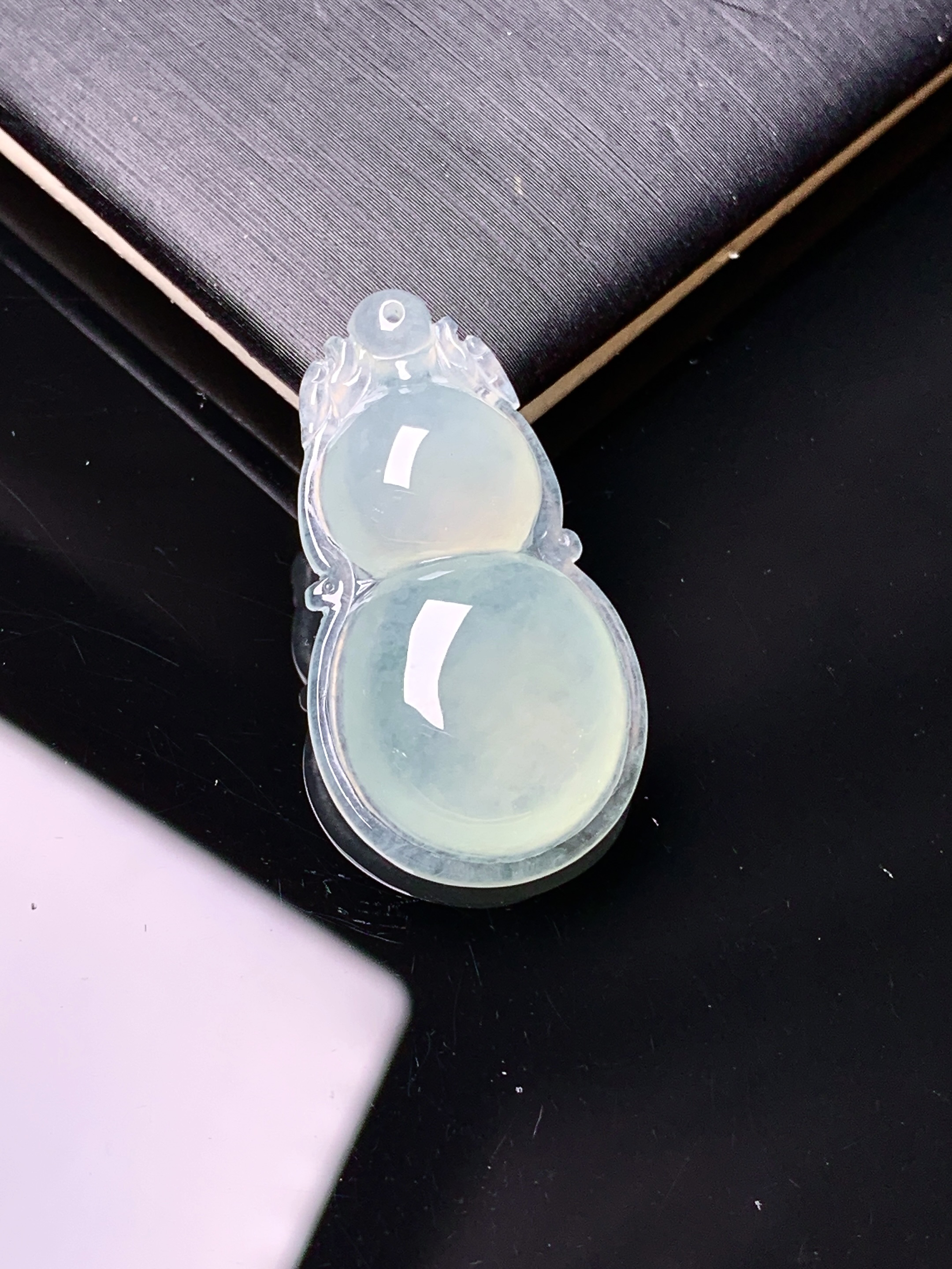 冰种葫芦吊坠 玉质细腻 色泽艳丽清新 水润亮眼 整体尺寸28.5*15.6*5.6