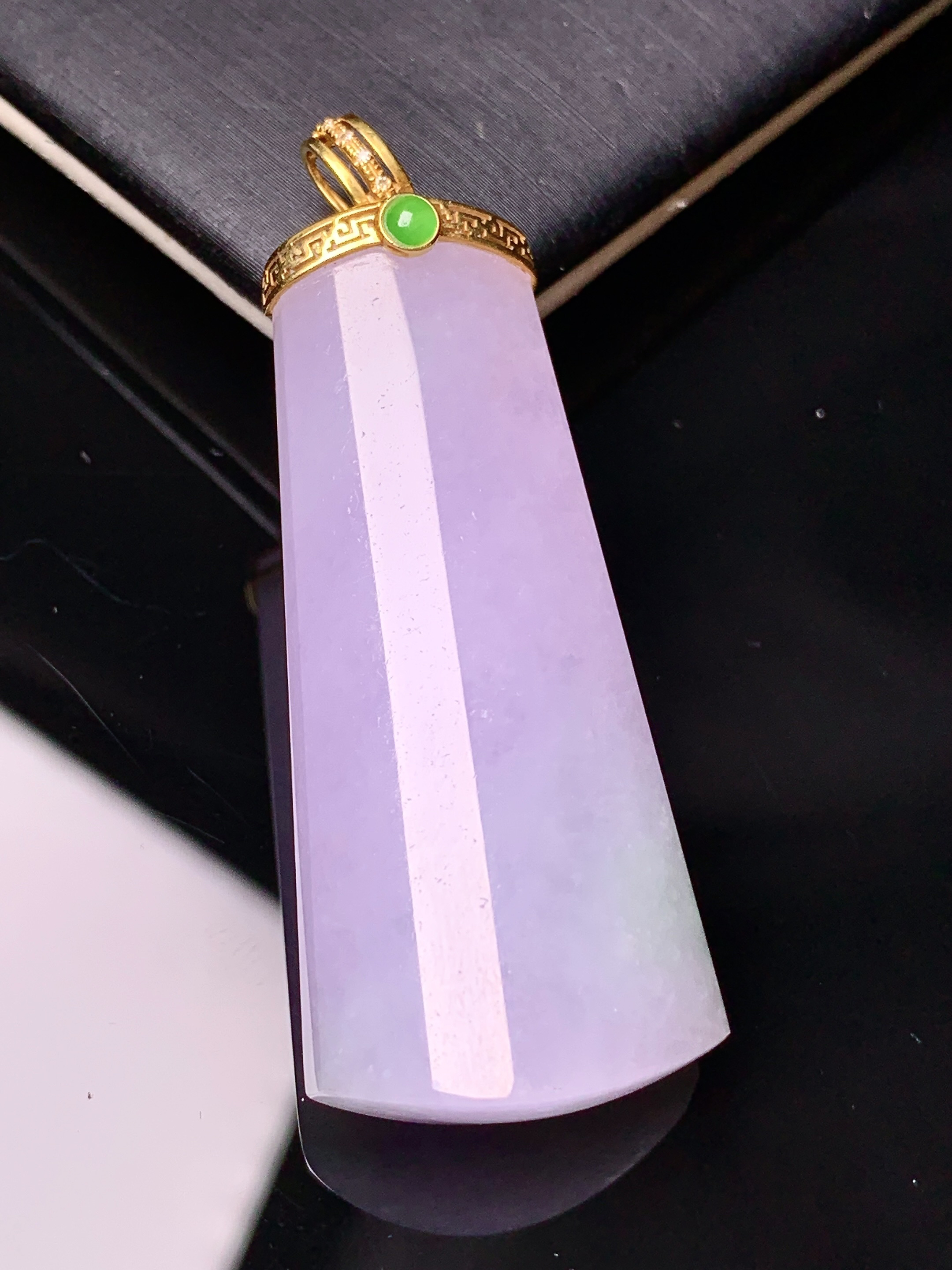 18k金钻镶嵌紫罗兰玉柱吊坠 玉质细腻 色泽艳丽清新 水润亮眼 整体尺寸49.3*19.3*10.3