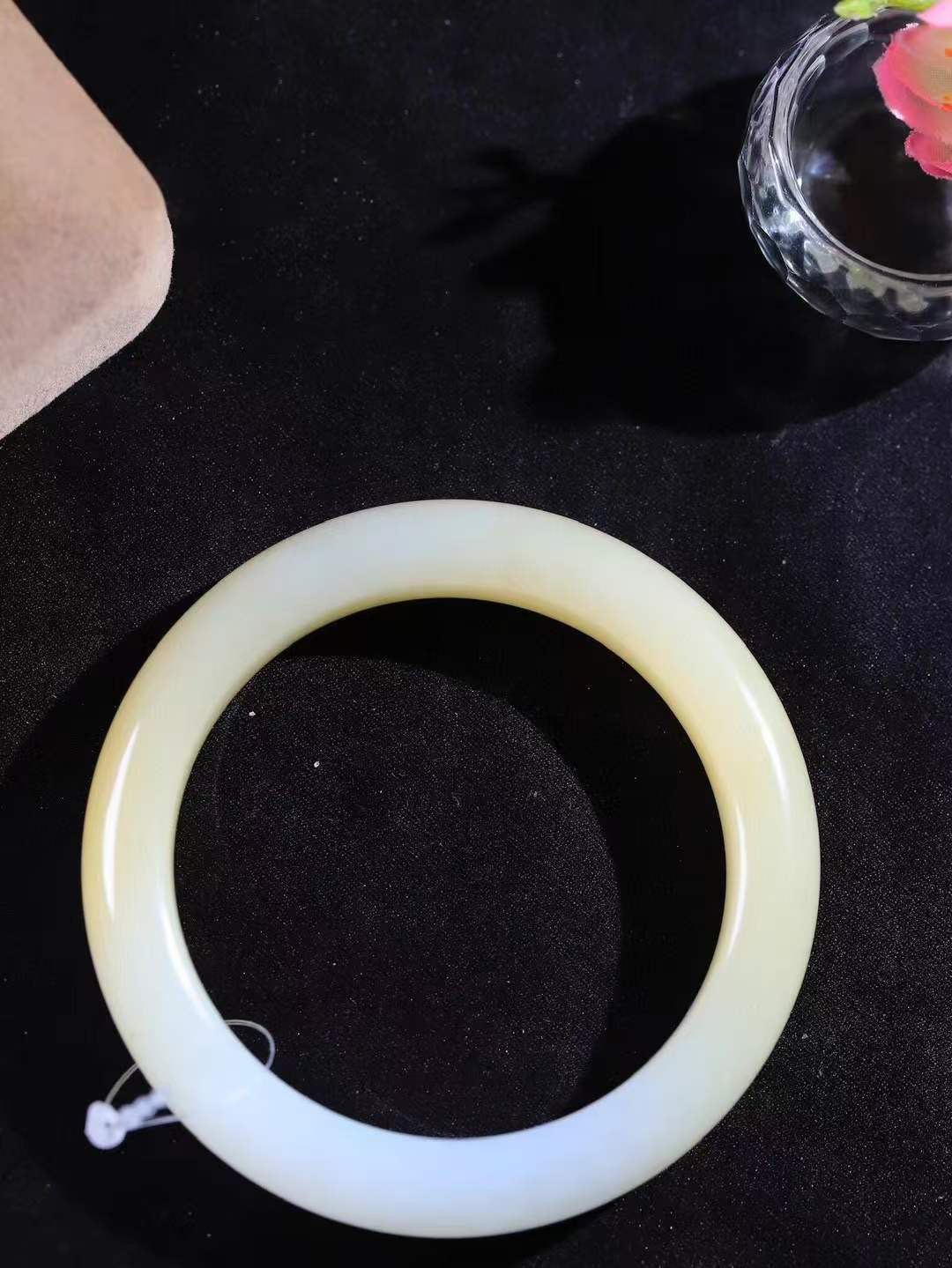 【花样年华·手镯】

精品和田玉糖白玉手镯，质地油润细腻，色泽高贵典雅，镯型古朴典雅。在诗情画意的雨巷相遇，你是我腕间的一抹风情，有你眸有深情，清风荡漾湖间静水，我愿俯身低眉，在烟波涟漪处，寻你深情倩影。内径60mm尺寸12.4-10mm 重68.7克fDT-7831941