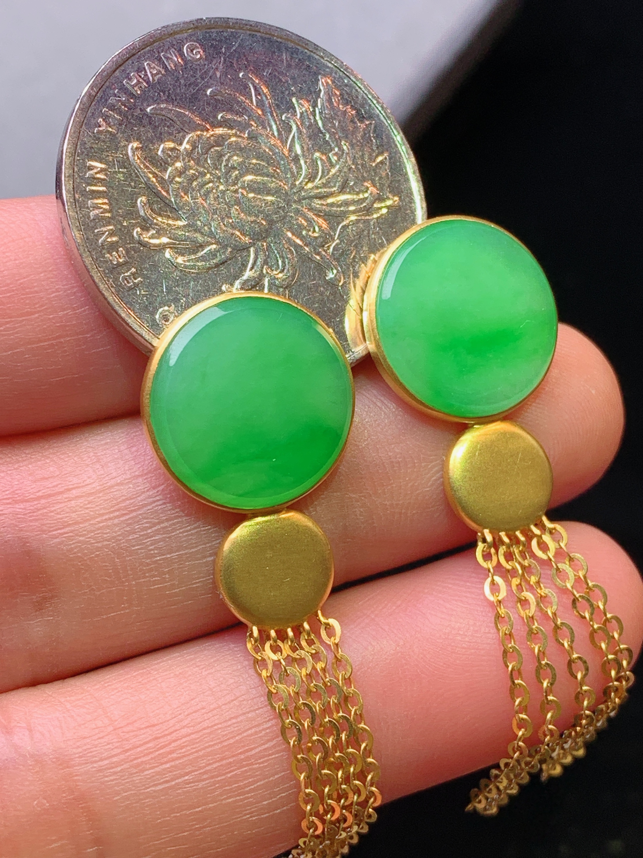 18k金镶嵌翠绿平安扣耳坠 玉质细腻 色泽艳丽清新 水润亮眼 整体尺寸52*13.5*2.5