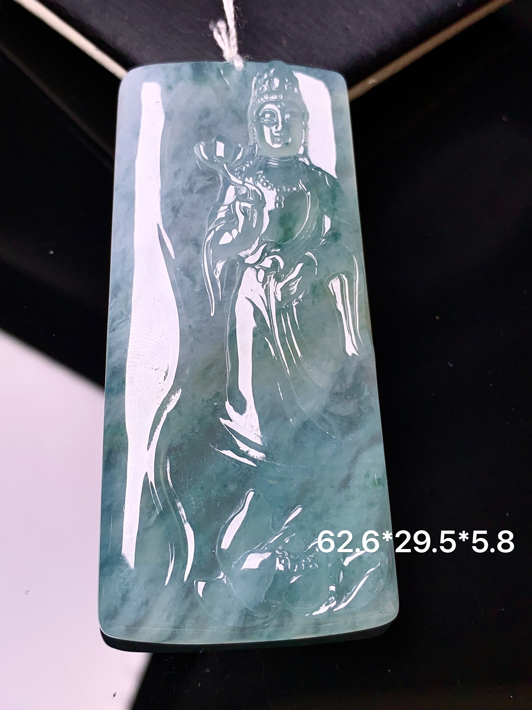 飘绿观音菩萨吊坠 玉质细腻 色泽艳丽清新 水润亮眼 整体尺寸62.6*29.5*5.8