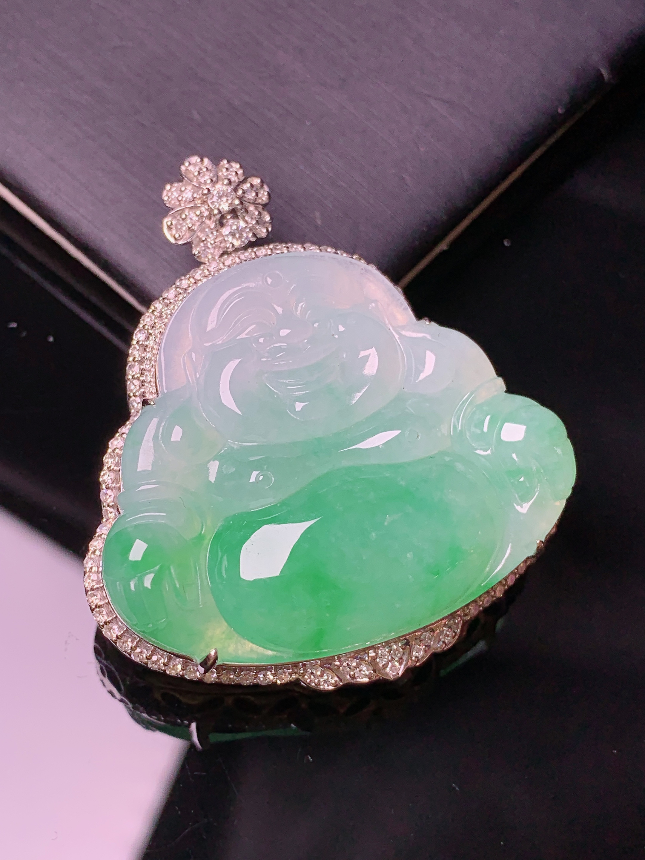 18k金钻镶嵌飘绿佛公吊坠 玉质细腻 色泽艳丽清新 水润亮眼 整体尺寸43.2*38.2*14.2