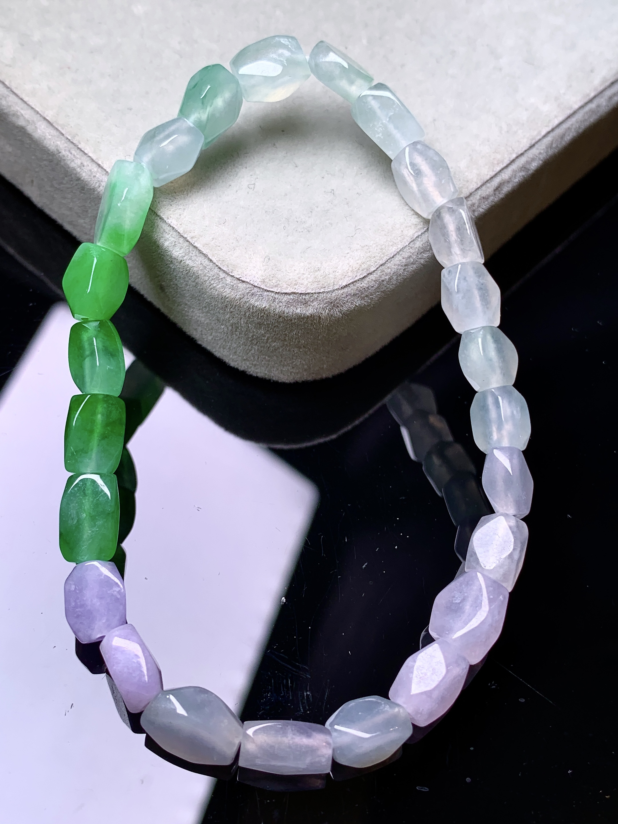 随形手链吊坠 玉质细腻 色泽艳丽清新 水润亮眼 整体尺寸7.5*5.6*4.5