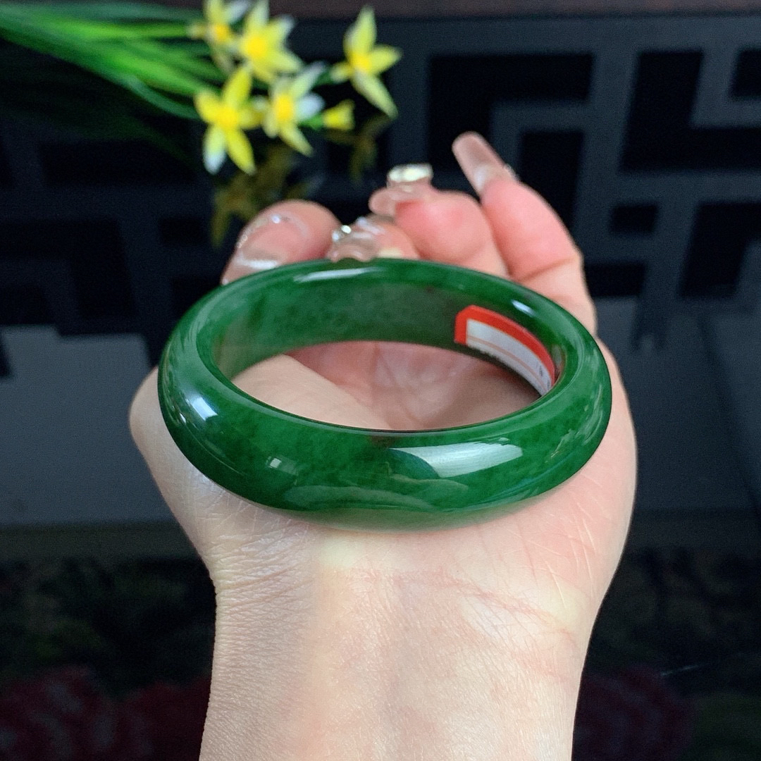 土豪款，和田玉52圈口菠菜绿宽条碧玉手镯！7号坑黑皮料子，圈口52宽15.8厚8.6玉质细腻油润 底