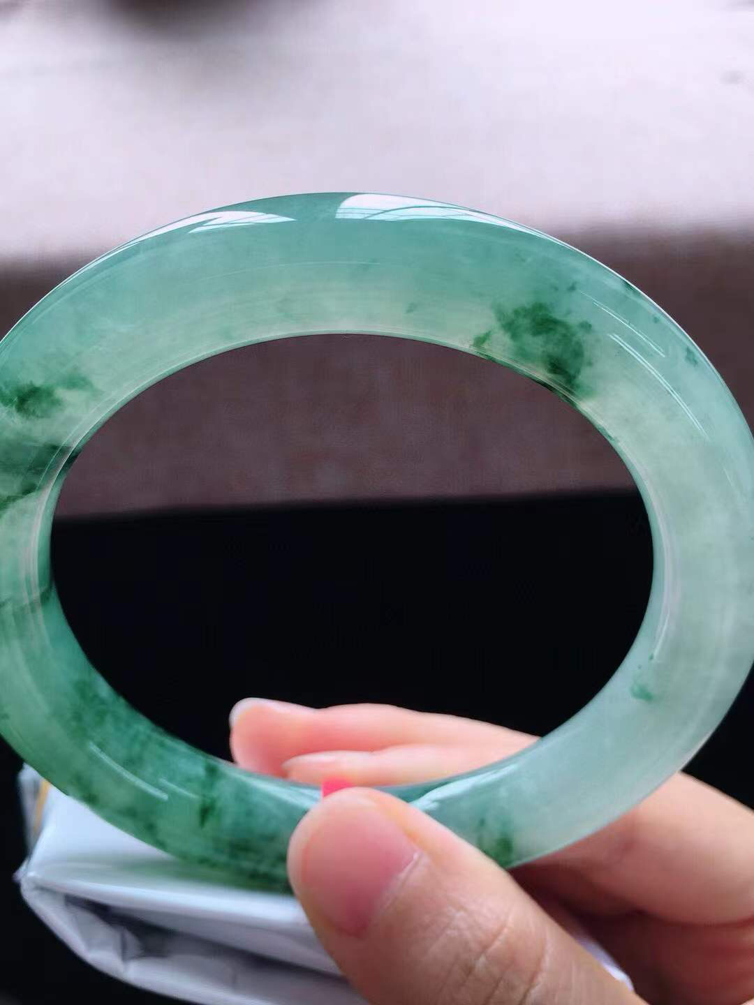 【翡翠名称】老种冰飘花61.6大圈口圆条手镯
【翡翠尺寸】61.6*12*11.5mm适合61.6-64正圈口佩戴
【翡翠描述】宝贝种老水足，玉质细腻，色泽靓丽，性价比高，佩戴效果好！
【其它赠送】权威证书/精美挂绳盒子/支持全国复检