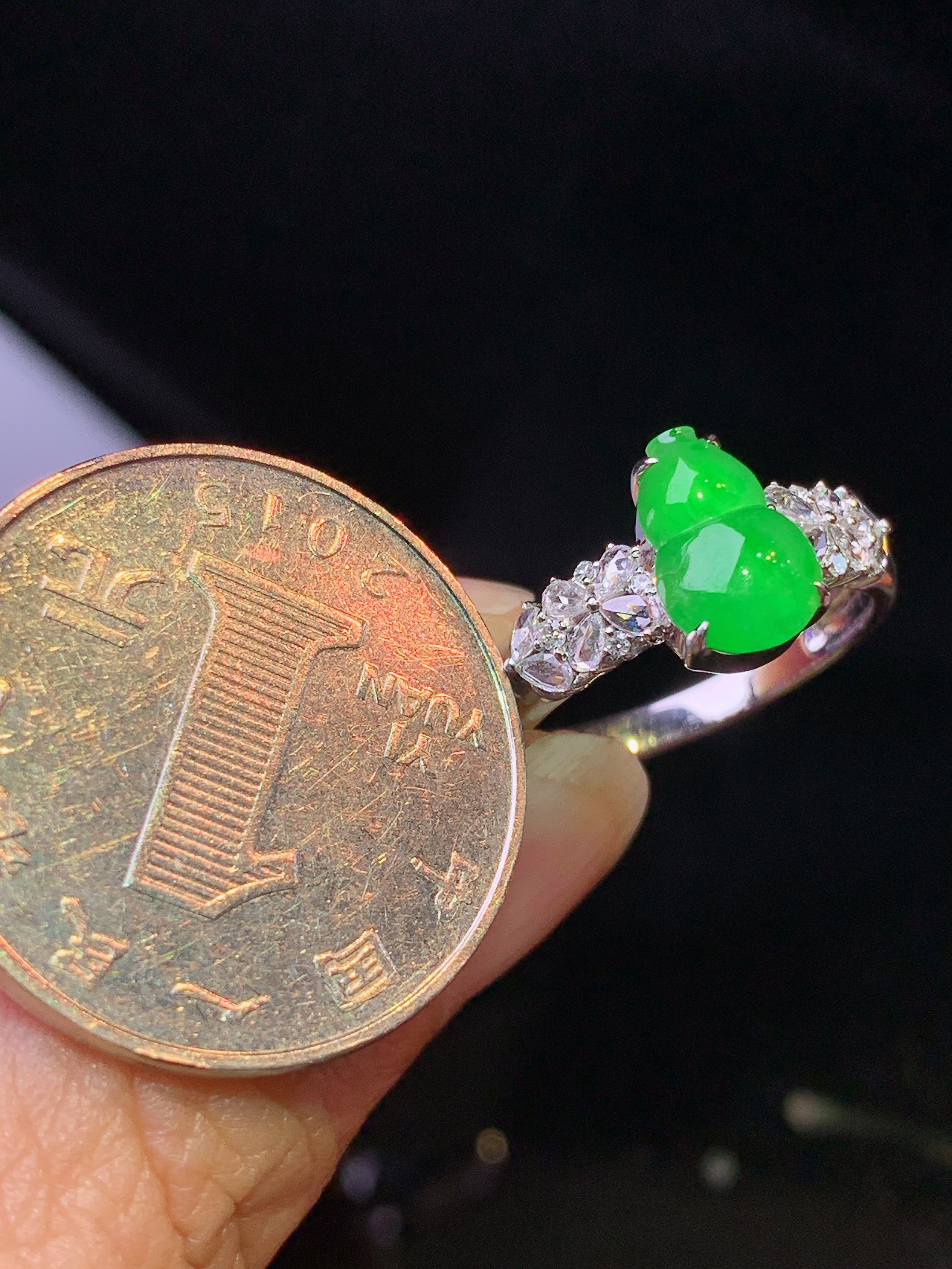 18k金钻镶嵌满绿葫芦戒指 玉质细腻 色泽艳丽清新 水润亮眼 圈口13 整体尺寸9.6*6.5*2.5