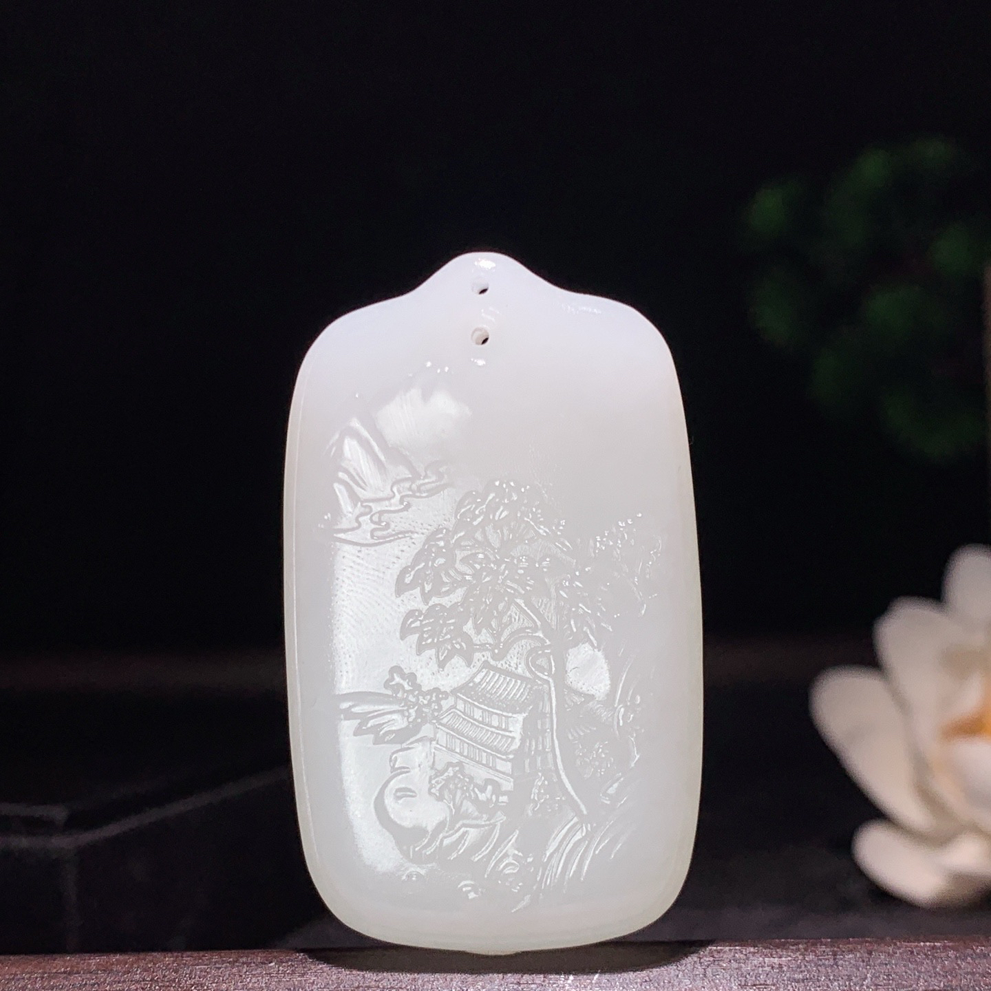 新疆和田玉羊脂玉座莲观音挂件。尺寸50/30/10重31克。玉质细腻油润。手推出油。佩戴高端典雅。lt260309