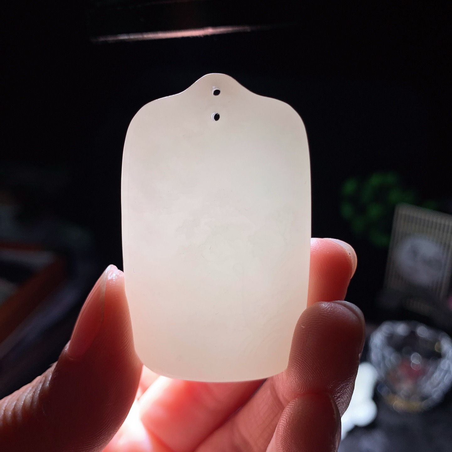 新疆和田玉羊脂玉座莲观音挂件。尺寸50/30/10重31克。玉质细腻油润。手推出油。佩戴高端典雅。lt260309