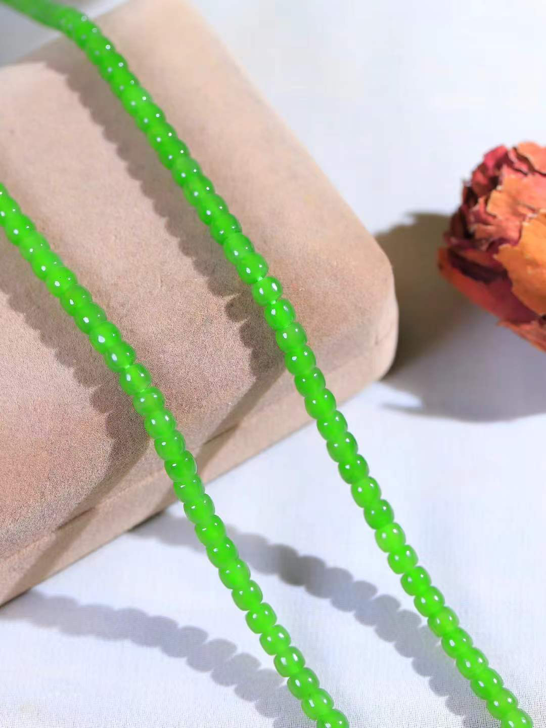 （老型珠珠.项链）

精品️和田玉碧玉老型珠项链，玉质细腻油润 饱满光滑 质朴无华，悠远简单，人心境界远，百世修炼深，心灵常驻善意持，觉悟人生百世修。
重26.5克    尺寸取一4.1-5mm    1028300A