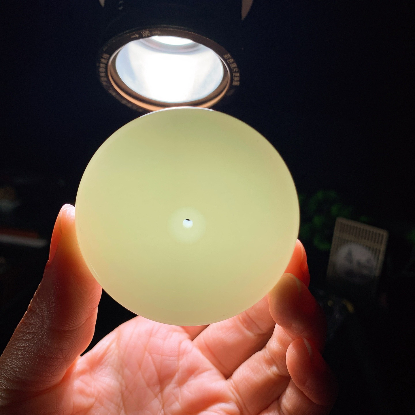 新疆和田玉平安扣挂件。尺寸56/15重97.8克。玉质细腻油润。手推出油。佩戴高端典雅。lt260309