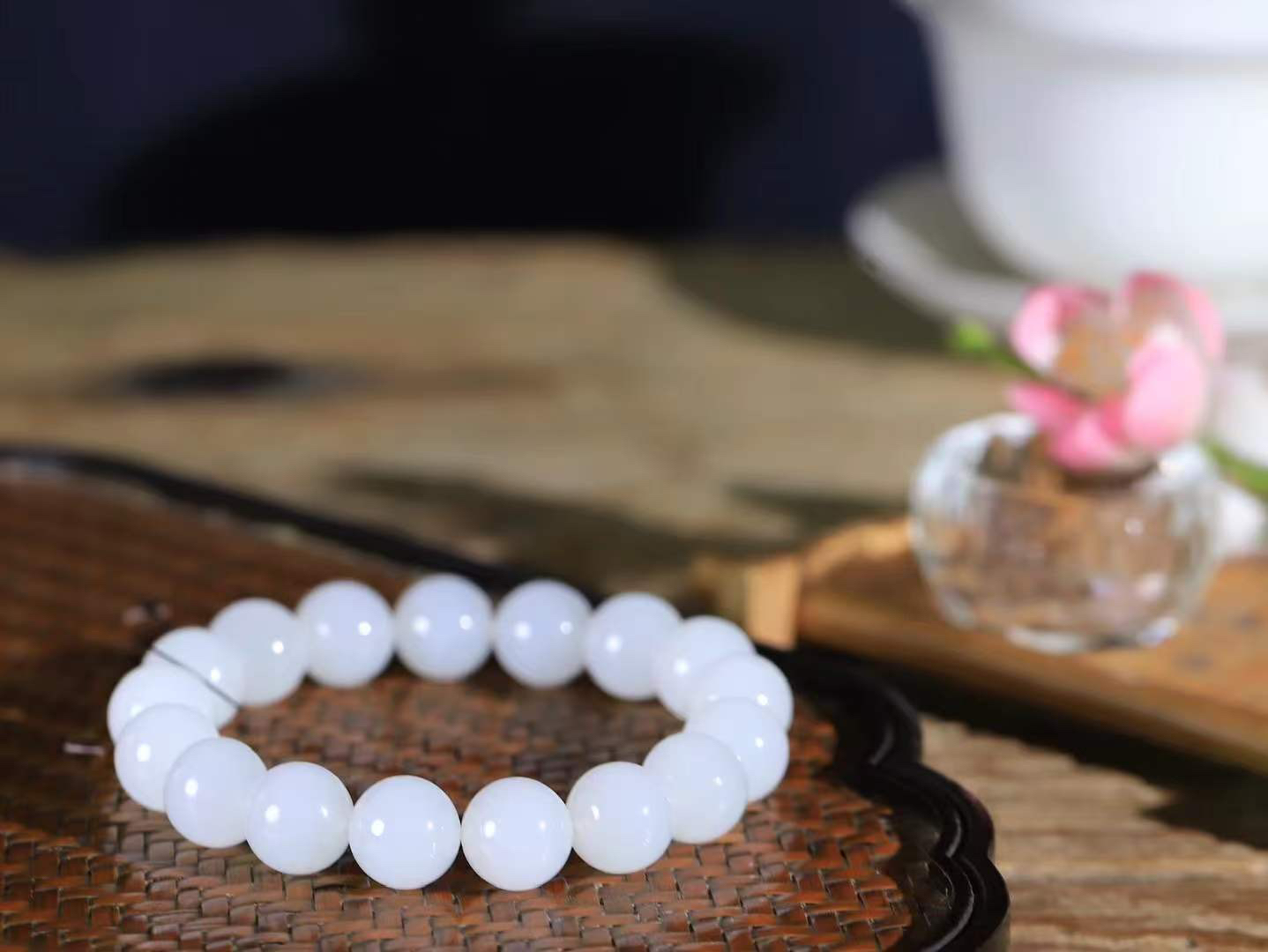 【珠圆玉润.手串】

精品️和田玉白玉珠圆玉润手串 玉质温润细腻  整串打磨圆润，佩戴舒适。珠珠落玉盘，间关莺语花底滑，一生美好时光，无论身在何处，都有它相伴相守。事事顺遂，幸福美满，吉祥如意。重45.5克 尺寸取一12mm FDT-1635913