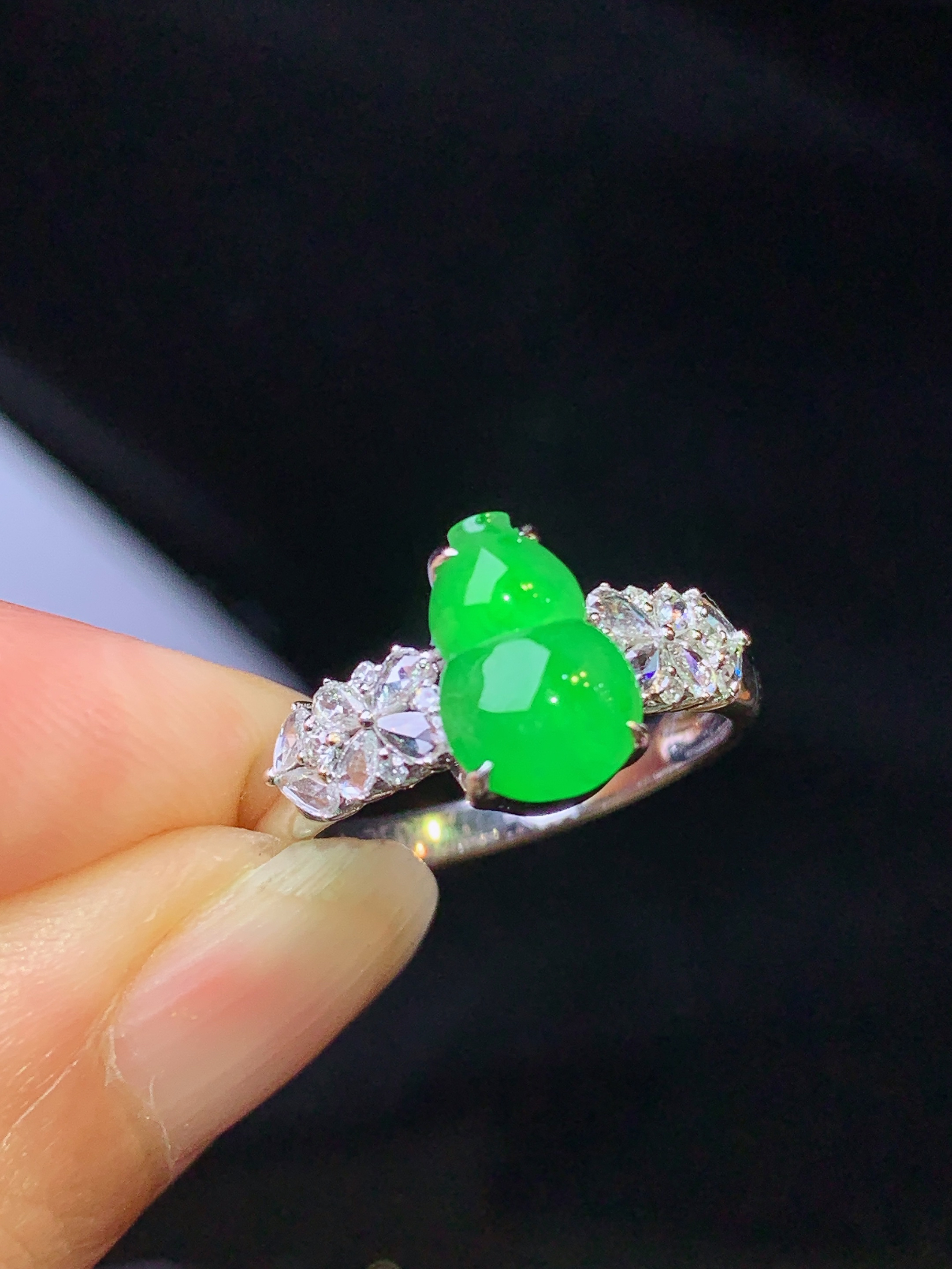 18k金钻镶嵌满绿葫芦戒指 玉质细腻 色泽艳丽清新 水润亮眼 圈口13 整体尺寸9.6*6.5*2.