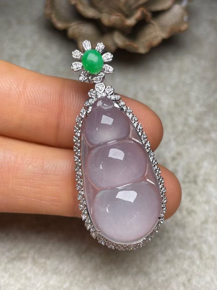 冰种福豆吊坠、真金真钻镶嵌，种水好，玉质细腻 .裸石尺寸 29.3*14.5