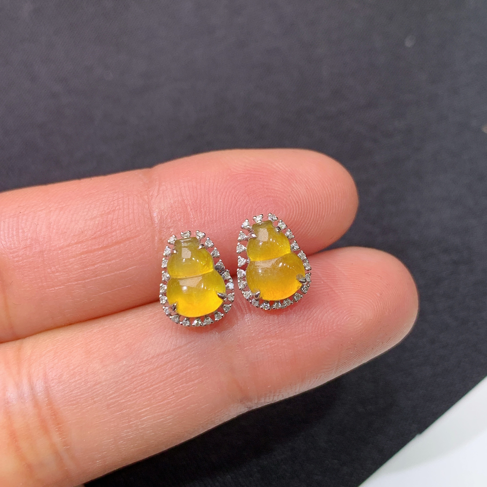 冰黄翡葫芦耳钉，18k金镶嵌，简约时尚，冰润鲜艳，种水足，Yt 尺寸7.3*5.6*2