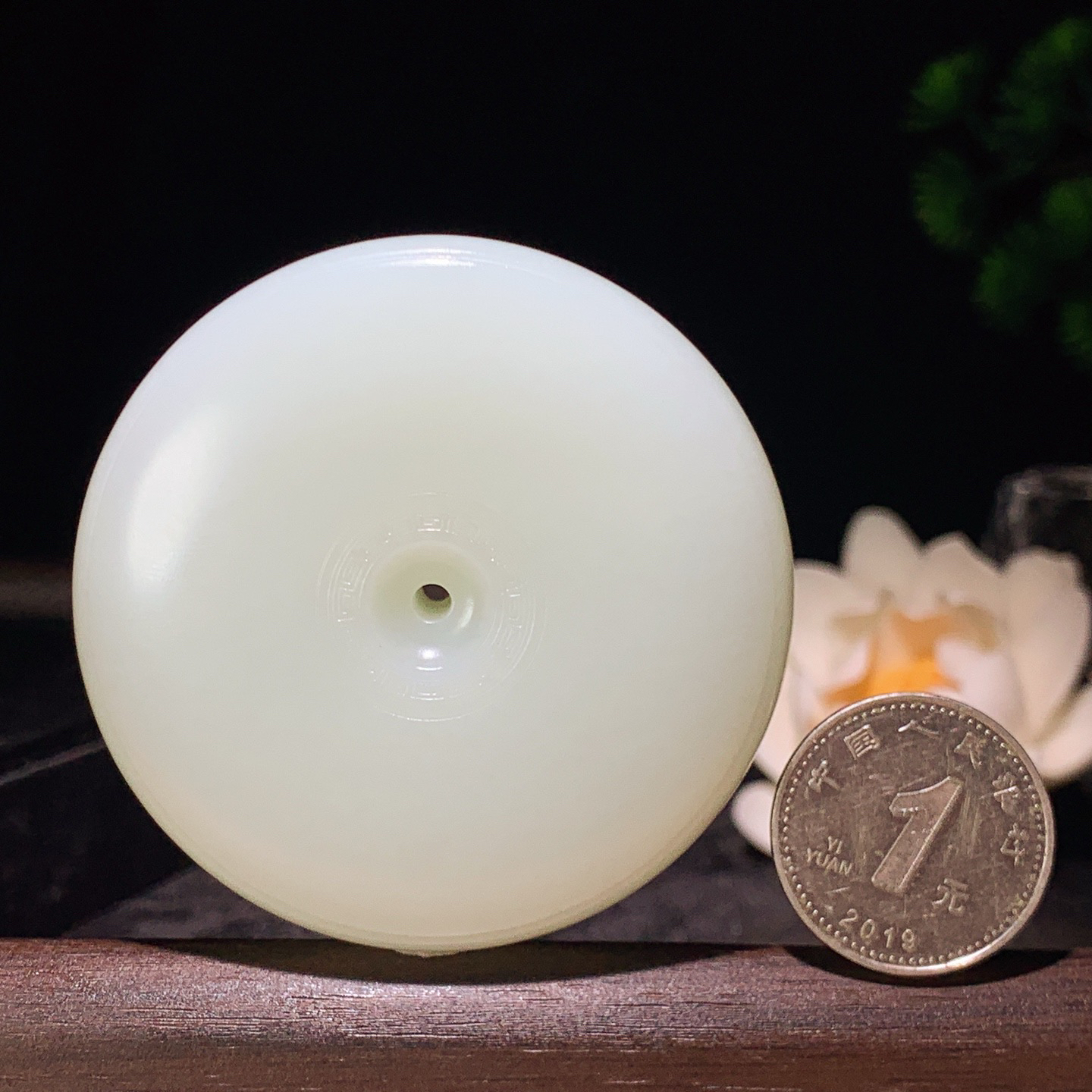 新疆和田玉平安扣挂件。尺寸56/15重97.8克。玉质细腻油润。手推出油。佩戴高端典雅。lt260309