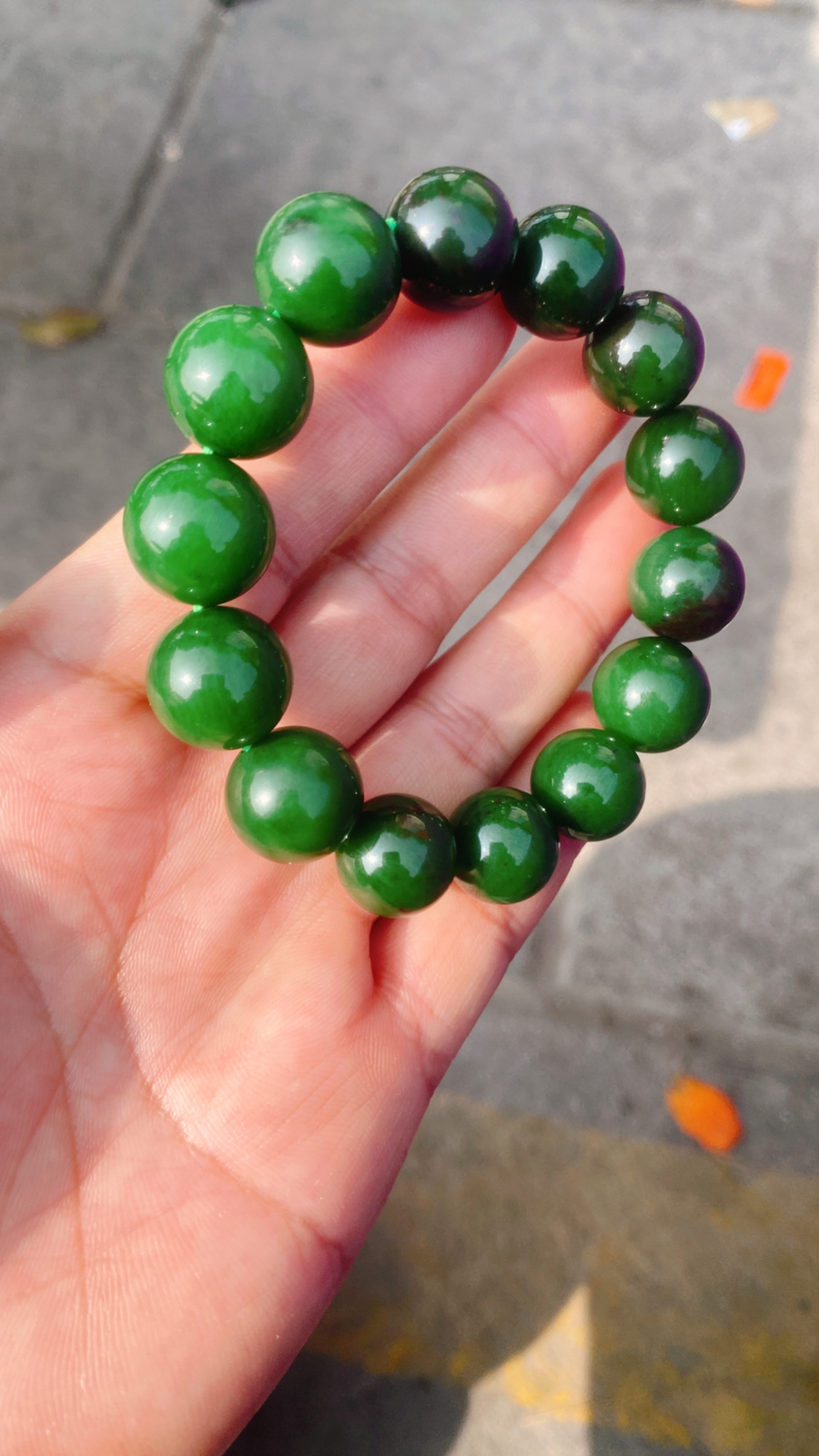 精品手串和田玉阳绿红皮老料俄罗斯碧手串。单颗尺寸15重71克 玉质细腻油润底色纯净脂粉好品质好