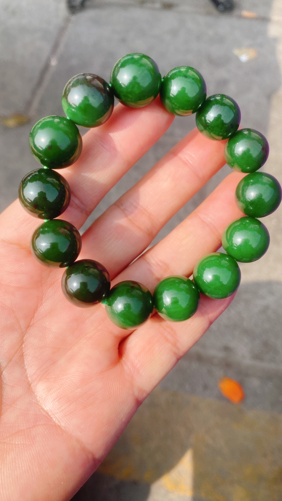 精品手串和田玉阳绿红皮老料俄罗斯碧手串。单颗尺寸15重71克 玉质细腻油润底色纯净脂粉好品质好