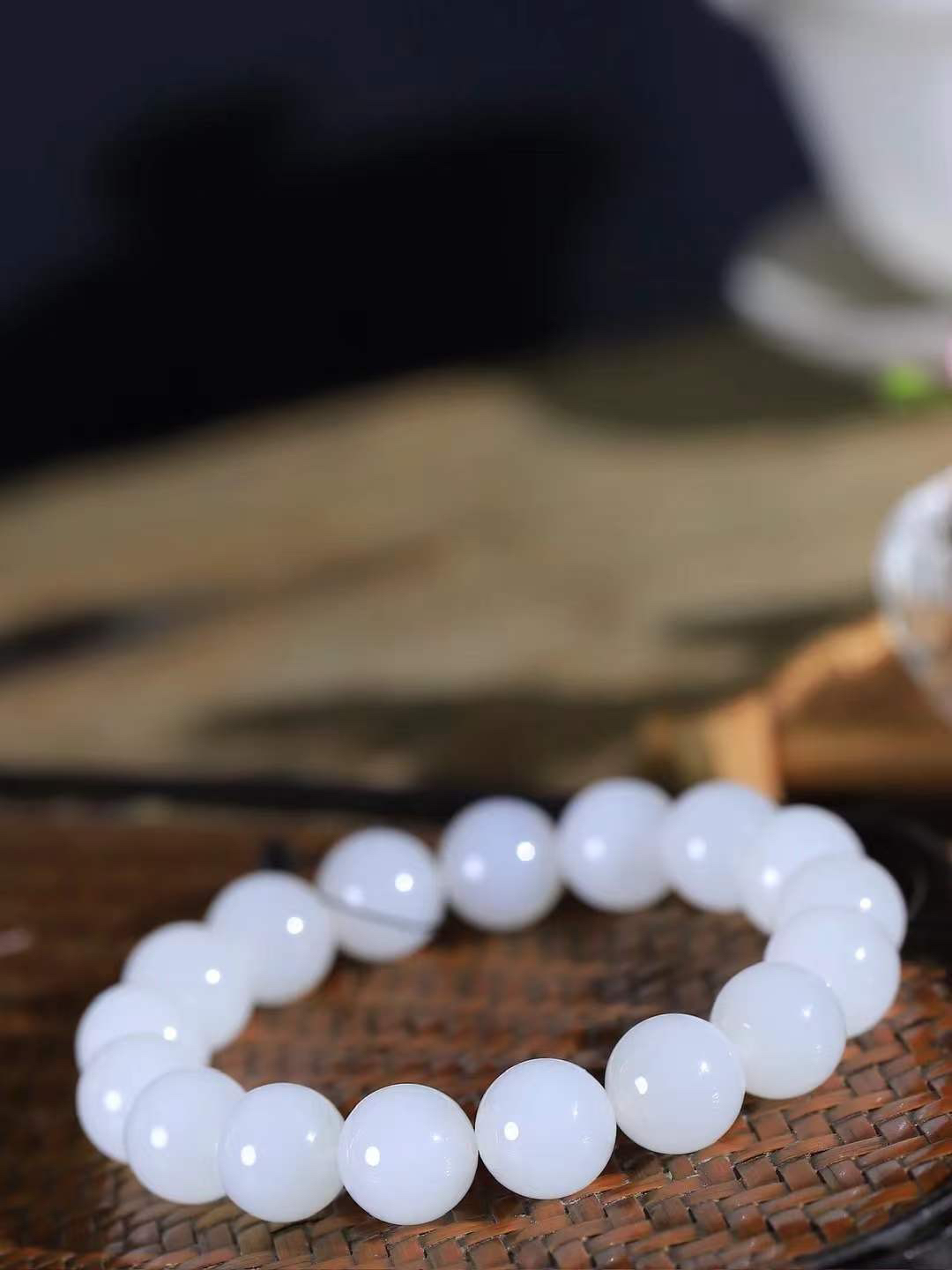 【珠圆玉润.手串】

精品️和田玉白玉珠圆玉润手串 玉质温润细腻  整串打磨圆润，佩戴舒适。珠珠落玉盘，间关莺语花底滑，一生美好时光，无论身在何处，都有它相伴相守。事事顺遂，幸福美满，吉祥如意。重45.5克 尺寸取一12mm FDT-1635913