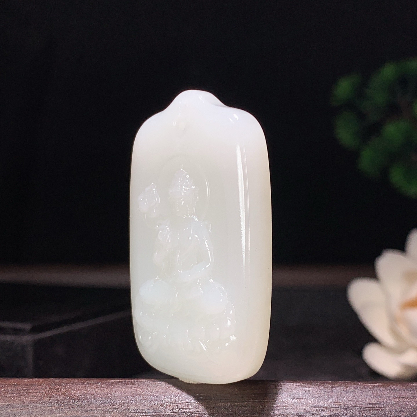 新疆和田玉羊脂玉座莲观音挂件。尺寸50/30/10重31克。玉质细腻油润。手推出油。佩戴高端典雅。l