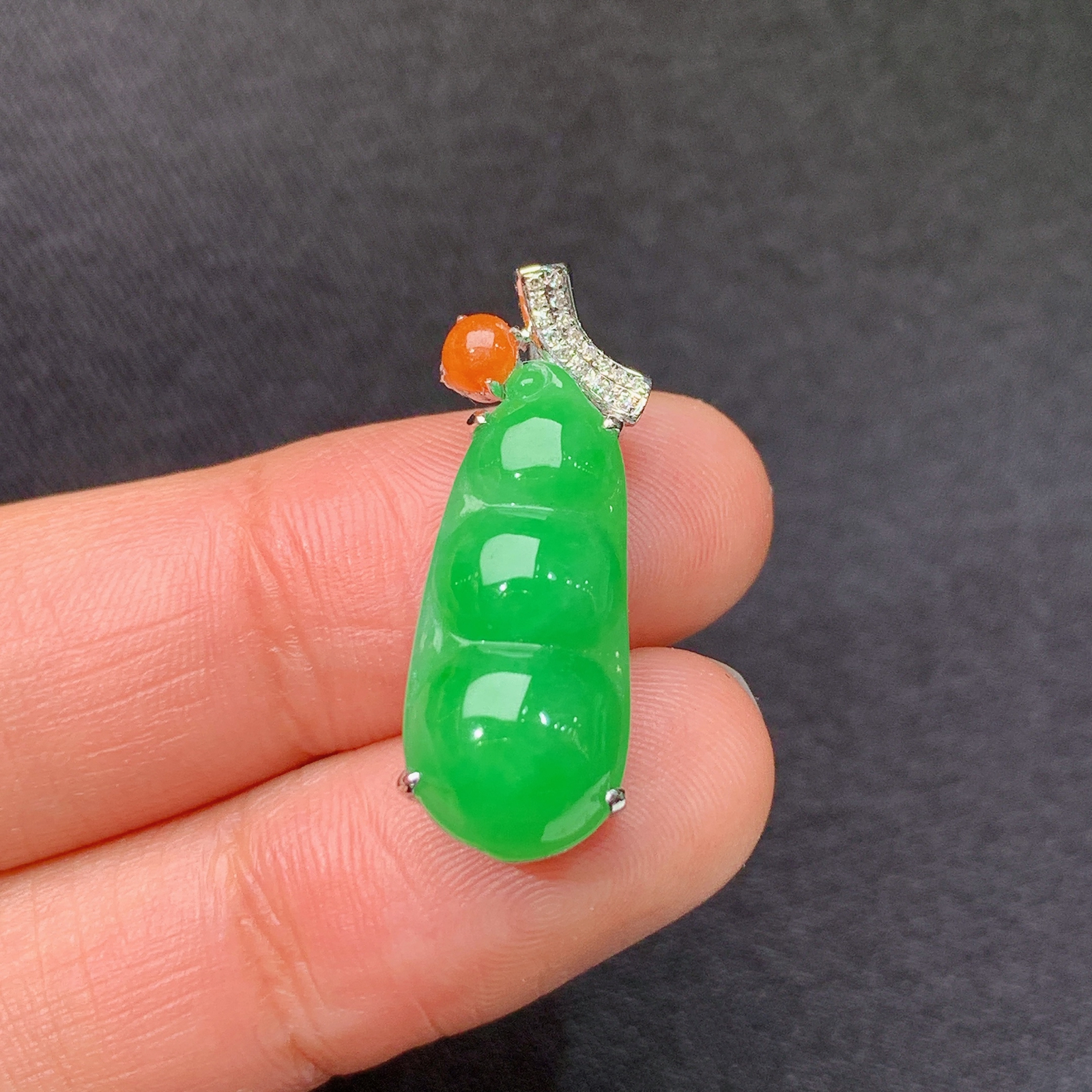 阳绿福豆吊坠，18k金镶嵌，冰润色阳，玉质细腻，种水足，Yt 尺寸25.8*9.6*6.9