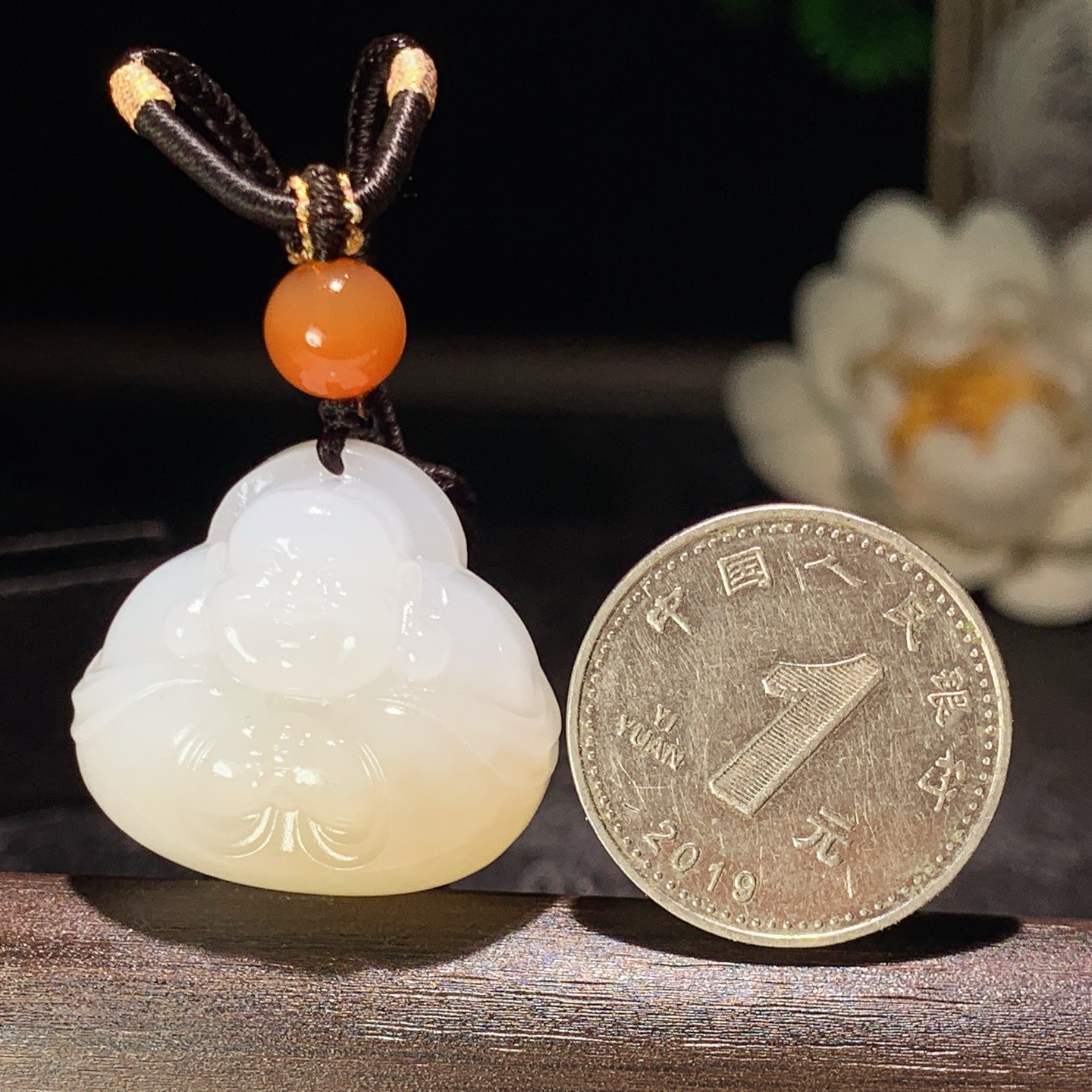 新疆和田玉白且末糖佛引福来挂件。尺寸23/25/14重14.8克。玉质细腻油润。手推出油。佩戴高端典雅。lt260309