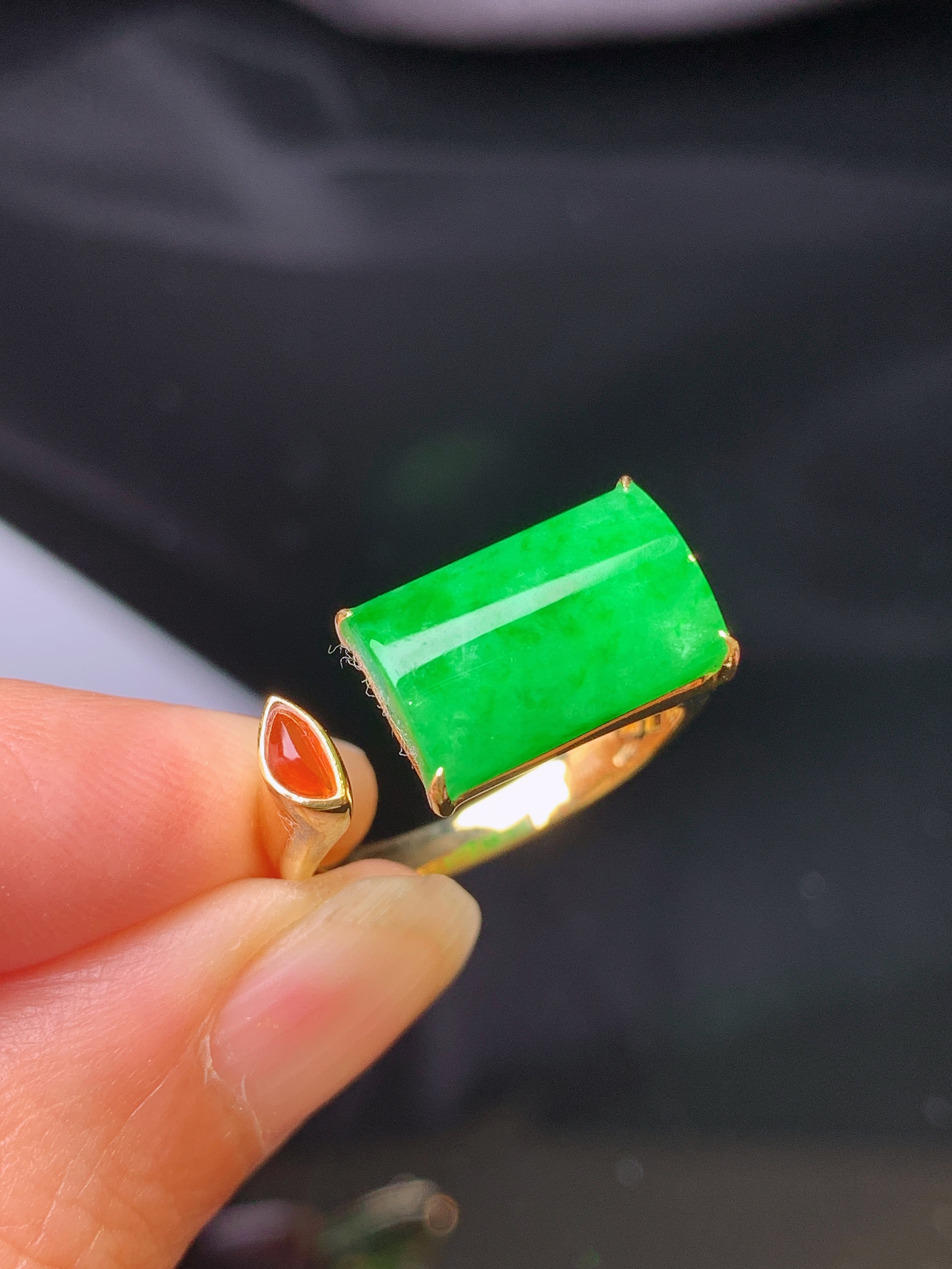 18k金钻镶嵌翠绿玉柱戒指 玉质细腻 色泽艳丽清新 水润亮眼 圈口16 整体尺寸8.3*13*4.2