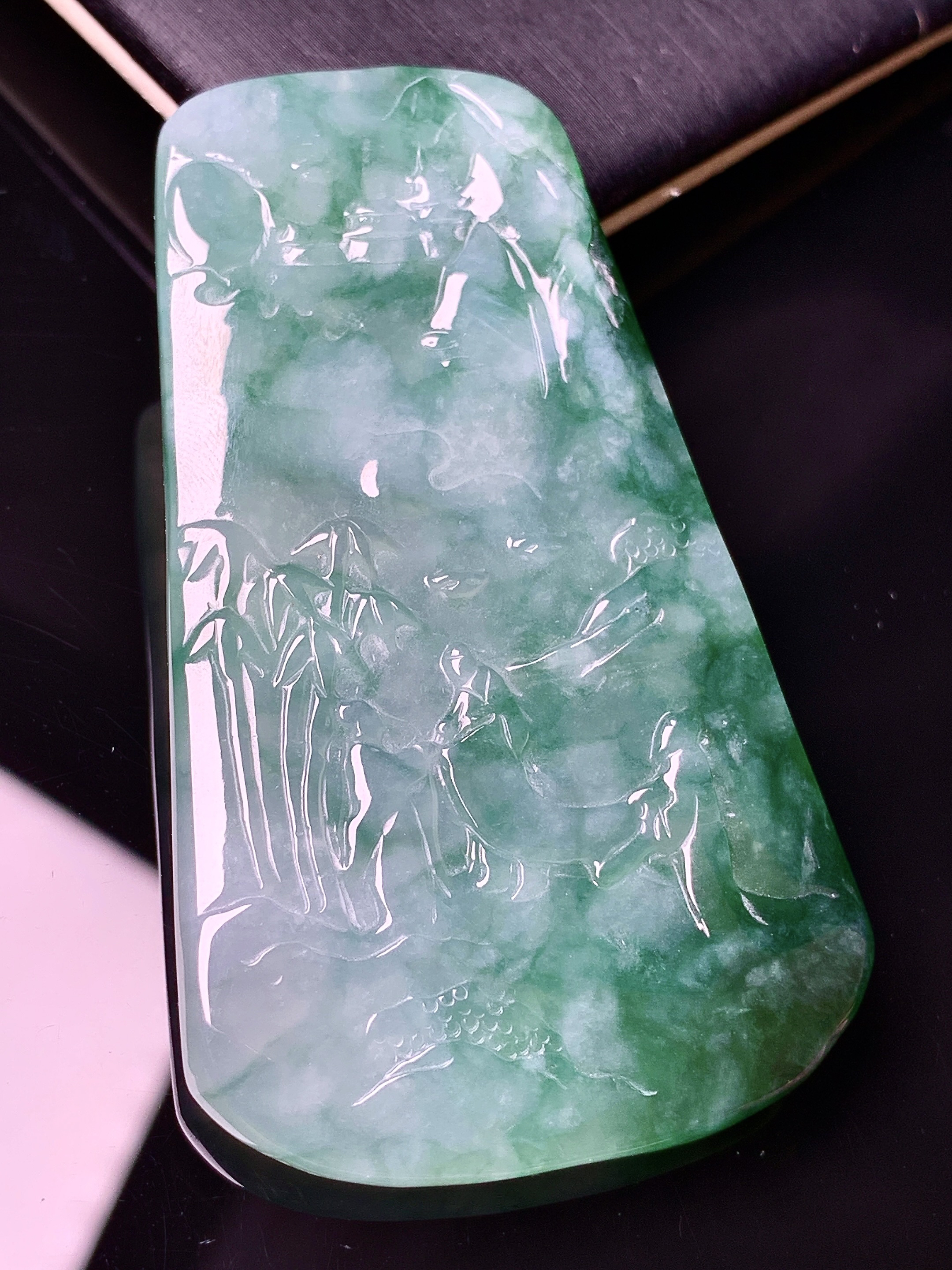 飘绿山水牌子吊坠 玉质细腻 色泽艳丽清新 水润亮眼 整体尺寸51.8*36.5*4.5