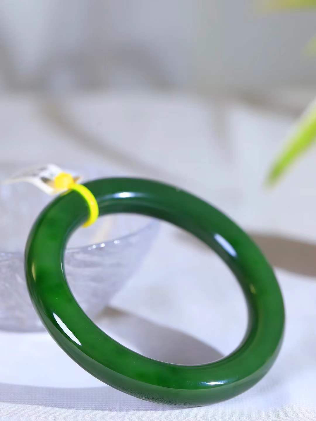 【碧波流转·手镯】

收藏级臻品️和田玉碧玉圆条手镯，玉质细腻温润，手感舒适，️线条流畅，简约大气，美自天成，佩戴于腕间，婉约之美，举手投足间透出那份低调奢华，醉人心扉。
重73克 内径圈口58.5mm尺寸11.3-11.8mm  FDA-1325308