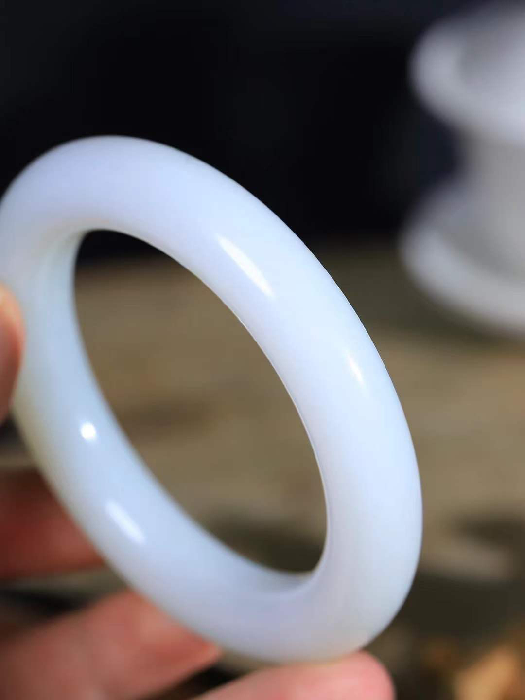 【玉佳人·手镯】

精品和田玉白玉手镯 ，玉质细腻油润，做工细致精美，端庄素雅，亭亭玉立，芊芊素手。芊芊素手，怎能忘镯？秀美圆条，更显婀娜。内径57.5mm 尺寸13-12.5mm重84.2克6920360A