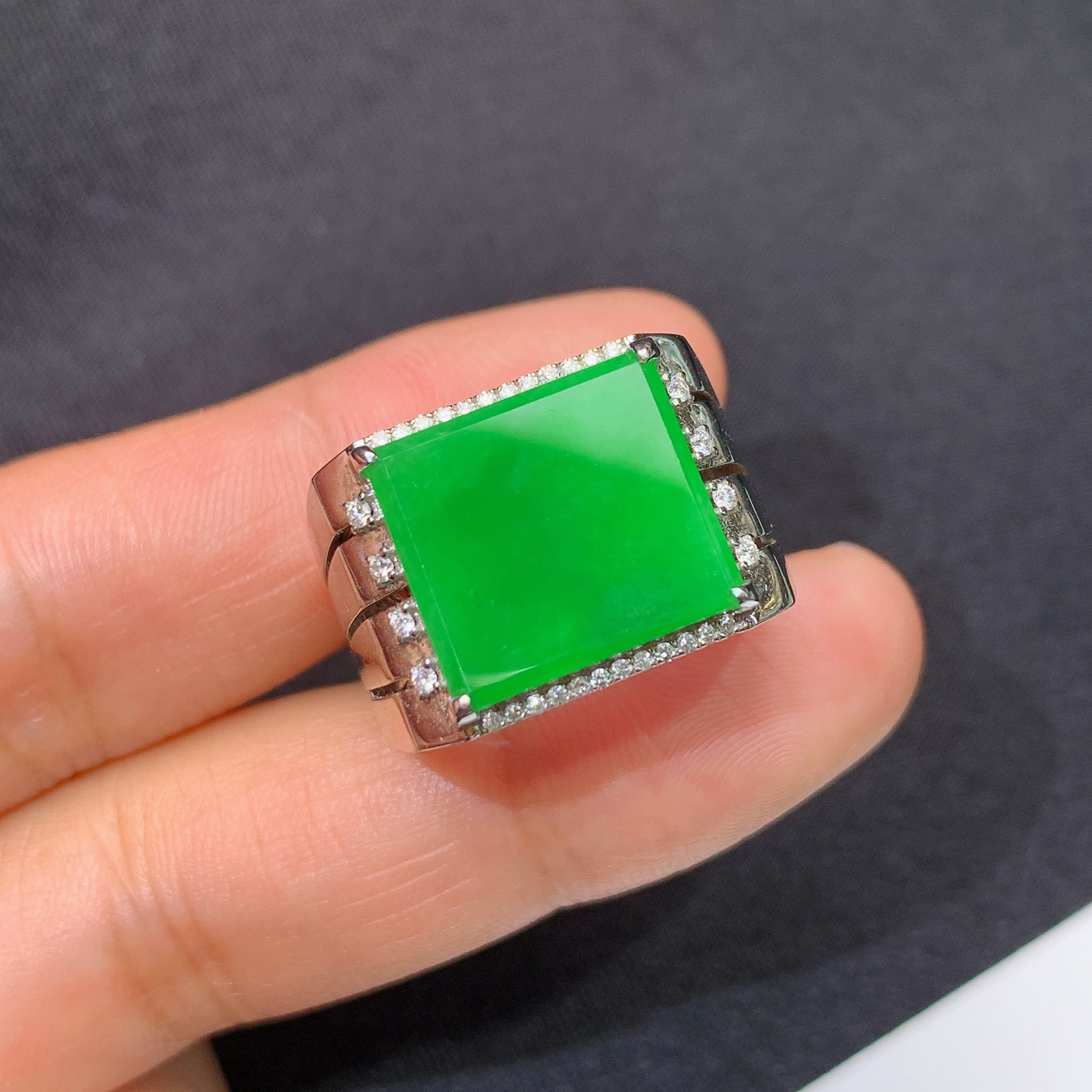 冰阳绿马鞍戒指，18k金镶嵌，简约大方，冰润色阳，种水足 PC 圈口19 尺寸12.9*11.7*