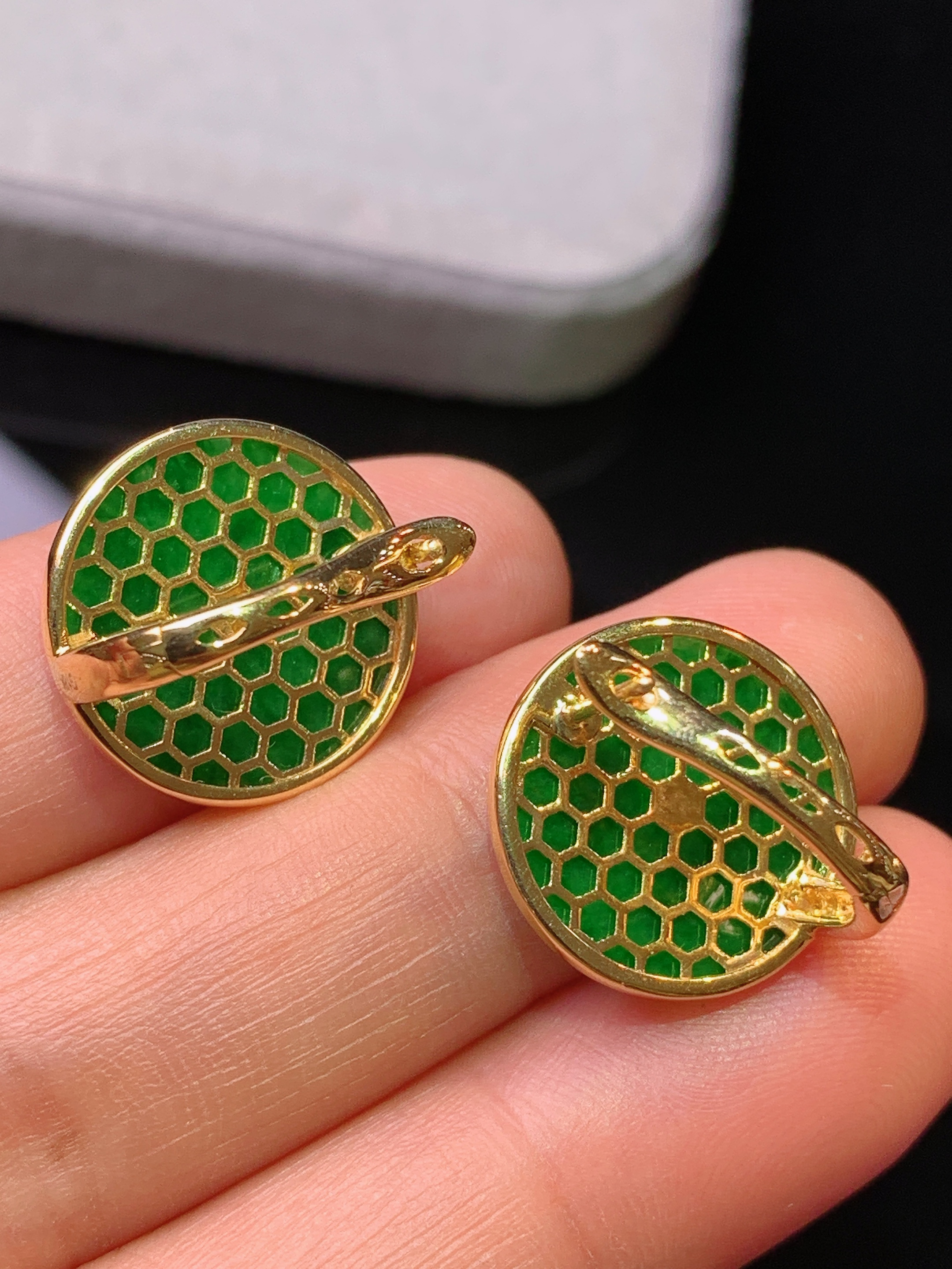 18k金镶嵌翠绿平安扣耳钉 玉质细腻 色泽艳丽清新 水润亮眼 整体尺寸15.5*2