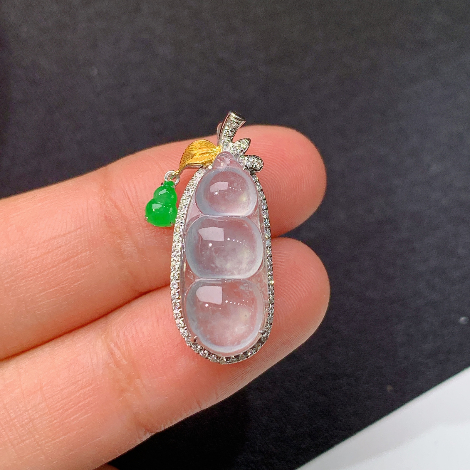 冰种福豆吊坠，18k金镶嵌，冰冰润润，玉质细腻，种水足，Fc 尺寸24.9*10.2*6.9