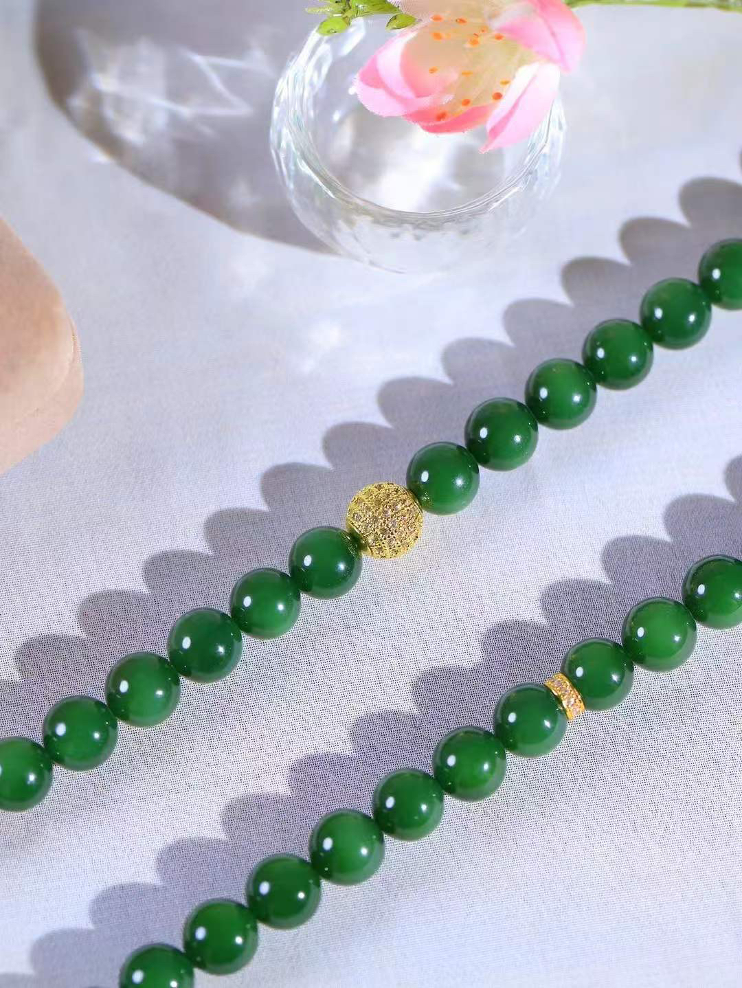 【链.108】

精品和田玉碧玉圆珠108挂链 玉质温润细腻 油性十足 佩戴舒适。珠珠落玉盘，间关莺语花底滑，一生美好时光，无论身在何处，都有它相伴相守。事事顺遂，幸福美满，吉祥如意。重156克 尺寸取一9.5mm FDA-7824392