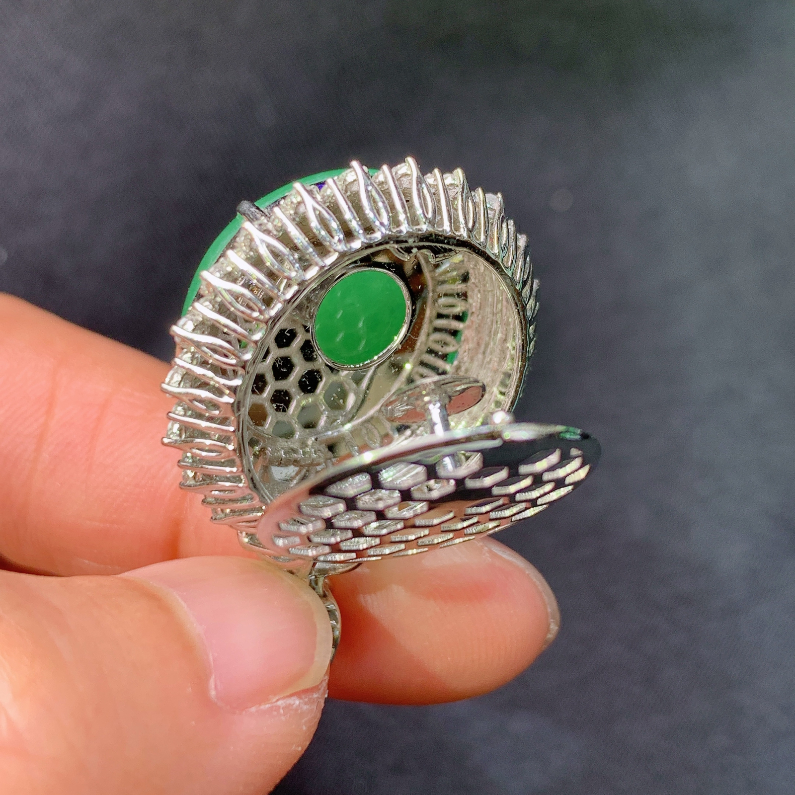 翠绿蛋面吊坠，18k金镶嵌，色泽鲜阳，冰润细腻，种水足，Lp 32.9*22.9*13.6