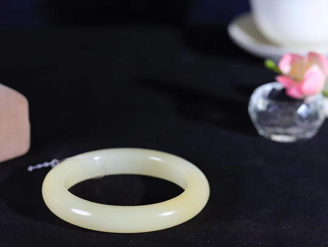 【暖玉生香·手镯】

精品和田玉糖白玉手镯，质地油润细腻，色泽高贵典雅，镯型古朴典雅。在诗情画意的