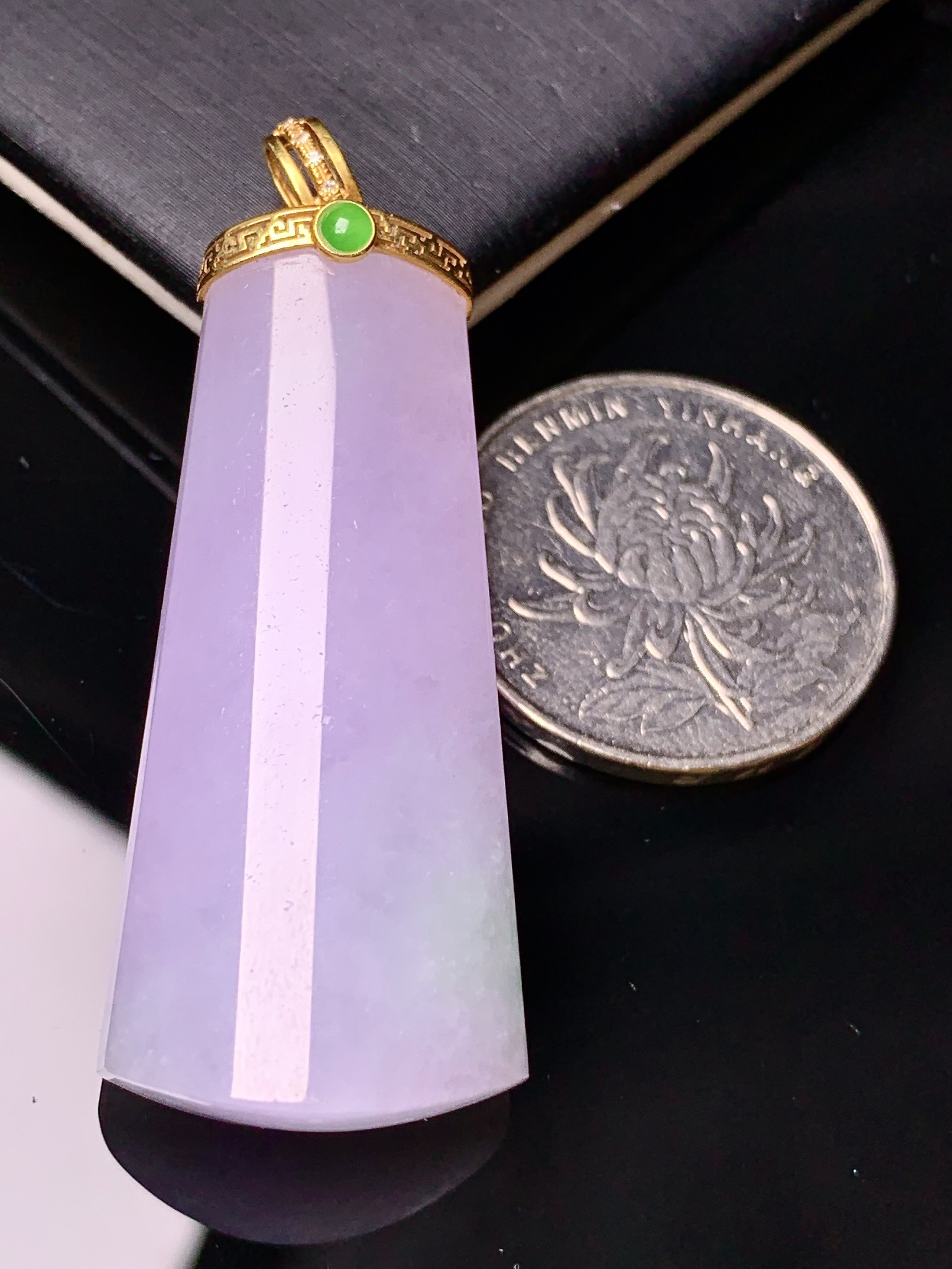 18k金钻镶嵌紫罗兰玉柱吊坠 玉质细腻 色泽艳丽清新 水润亮眼 整体尺寸49.3*19.3*10.3