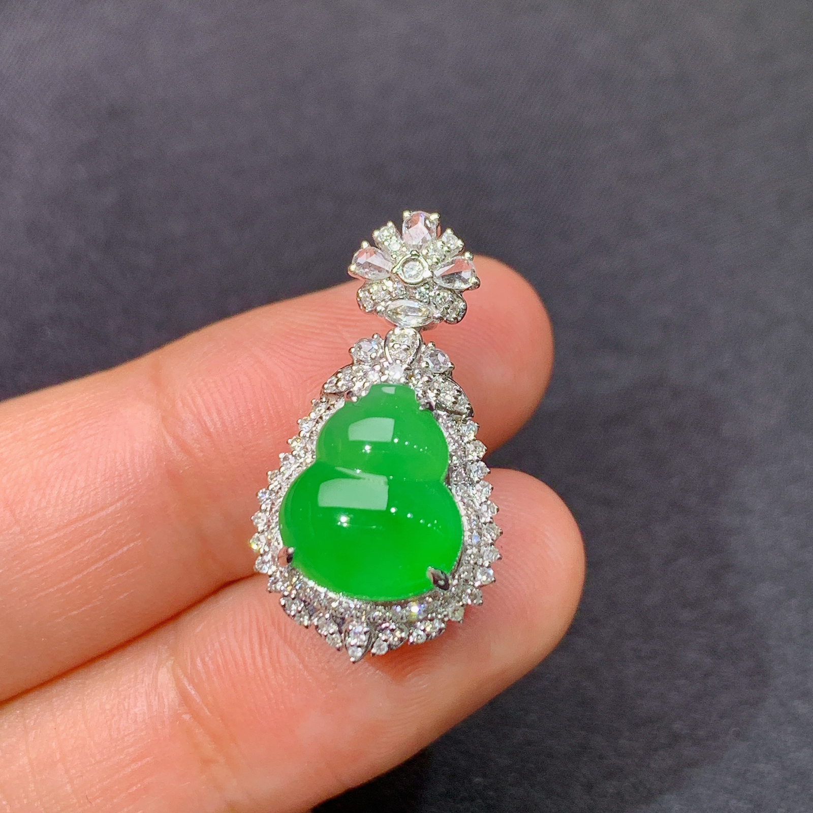 冰阳绿葫芦吊坠，18k金镶嵌，冰润色阳，玉质细腻，种水足，Cr 尺寸24*13*11.4