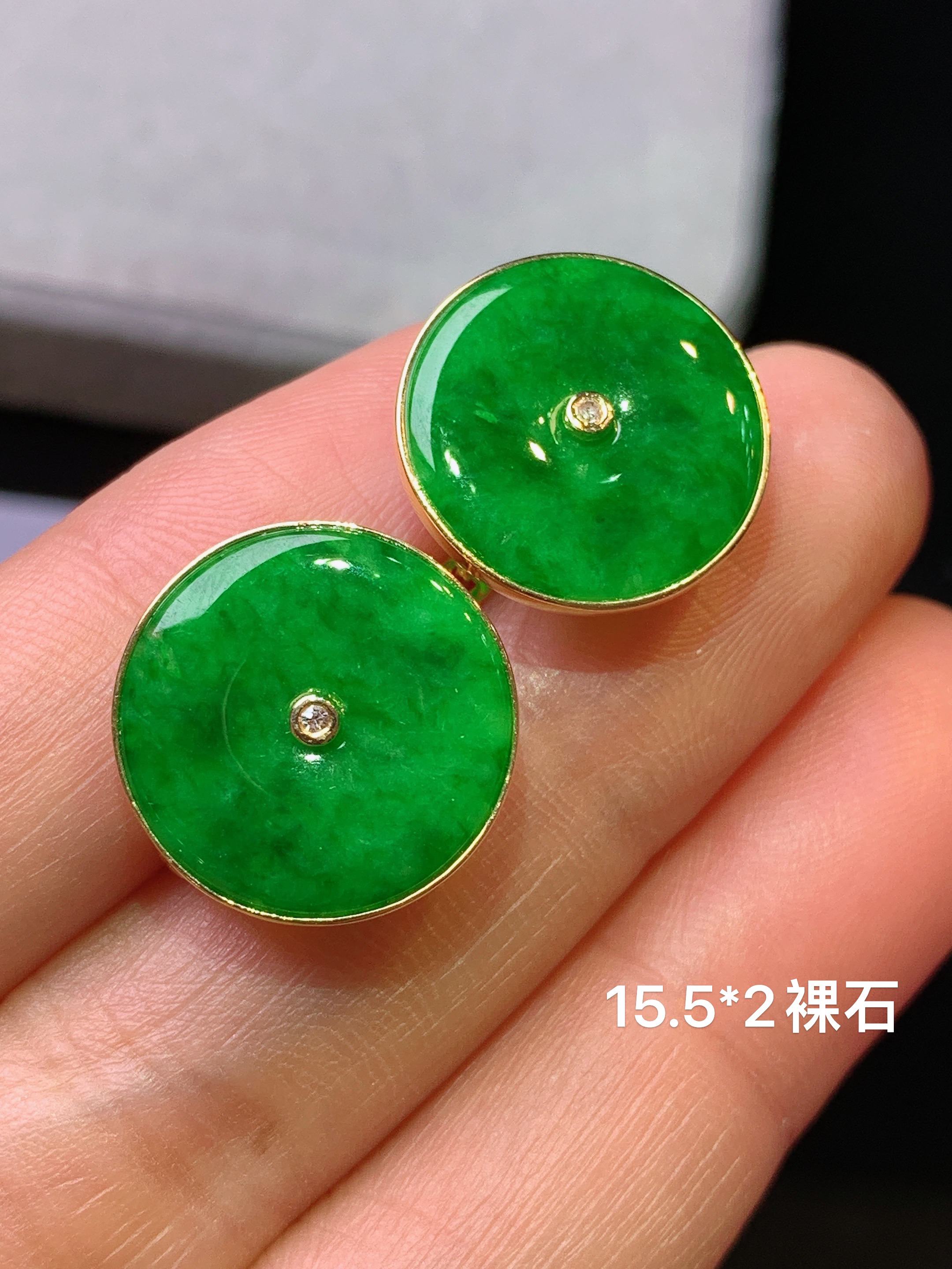 18k金镶嵌翠绿平安扣耳钉 玉质细腻 色泽艳丽清新 水润亮眼 整体尺寸15.5*2