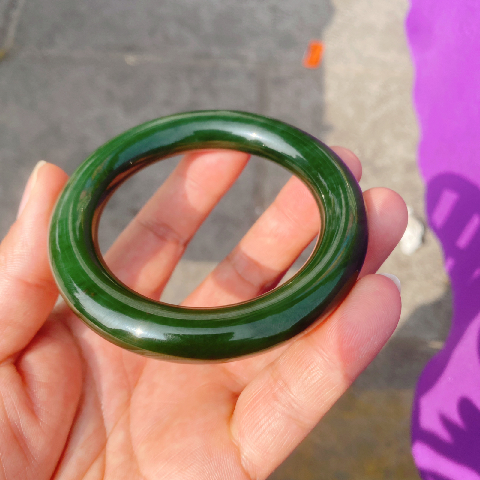 精品手镯和田玉菠菜绿红皮老料俄罗斯圆条手镯。56/12尺寸重73克 玉质细腻油润底色纯净脂粉好品质好