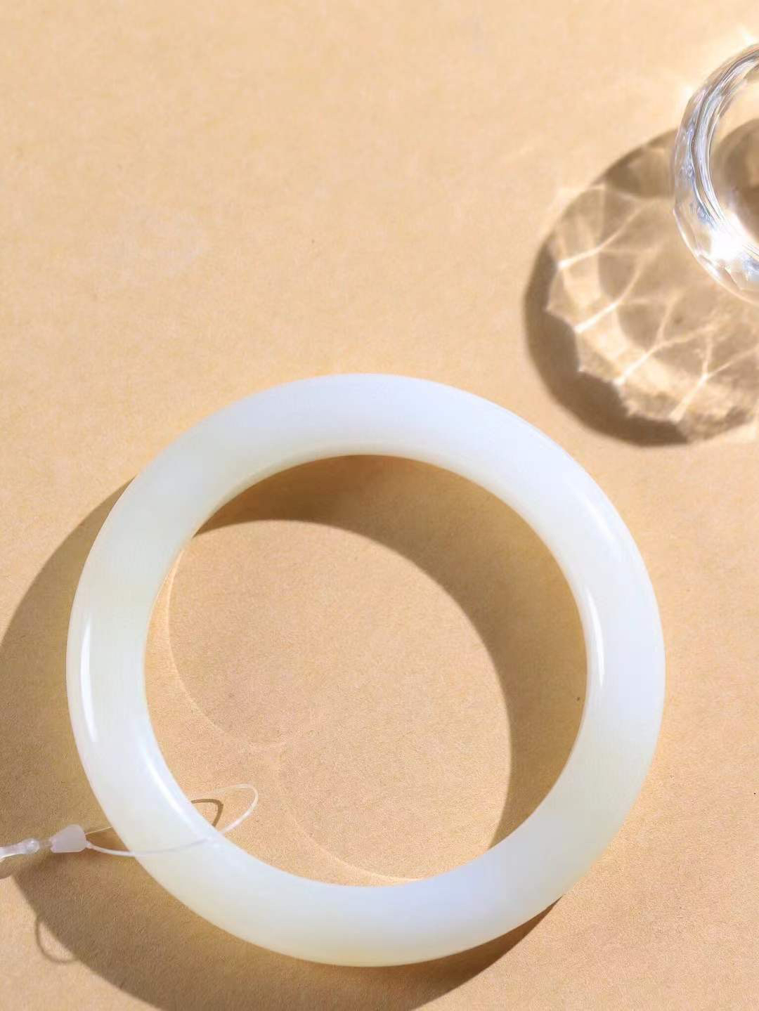 [温润如玉.手镯]

精品和田玉糖白玉手镯。玉质温润细腻 油性十足 手感舒适，高华雅逸，线条流畅，简约大气，美自天成，素雅高贵。佩戴于腕间，婉约之美，举手投足间透出那份低调奢华。重70克 内径60mm尺寸11.8-10.7mm7836914T