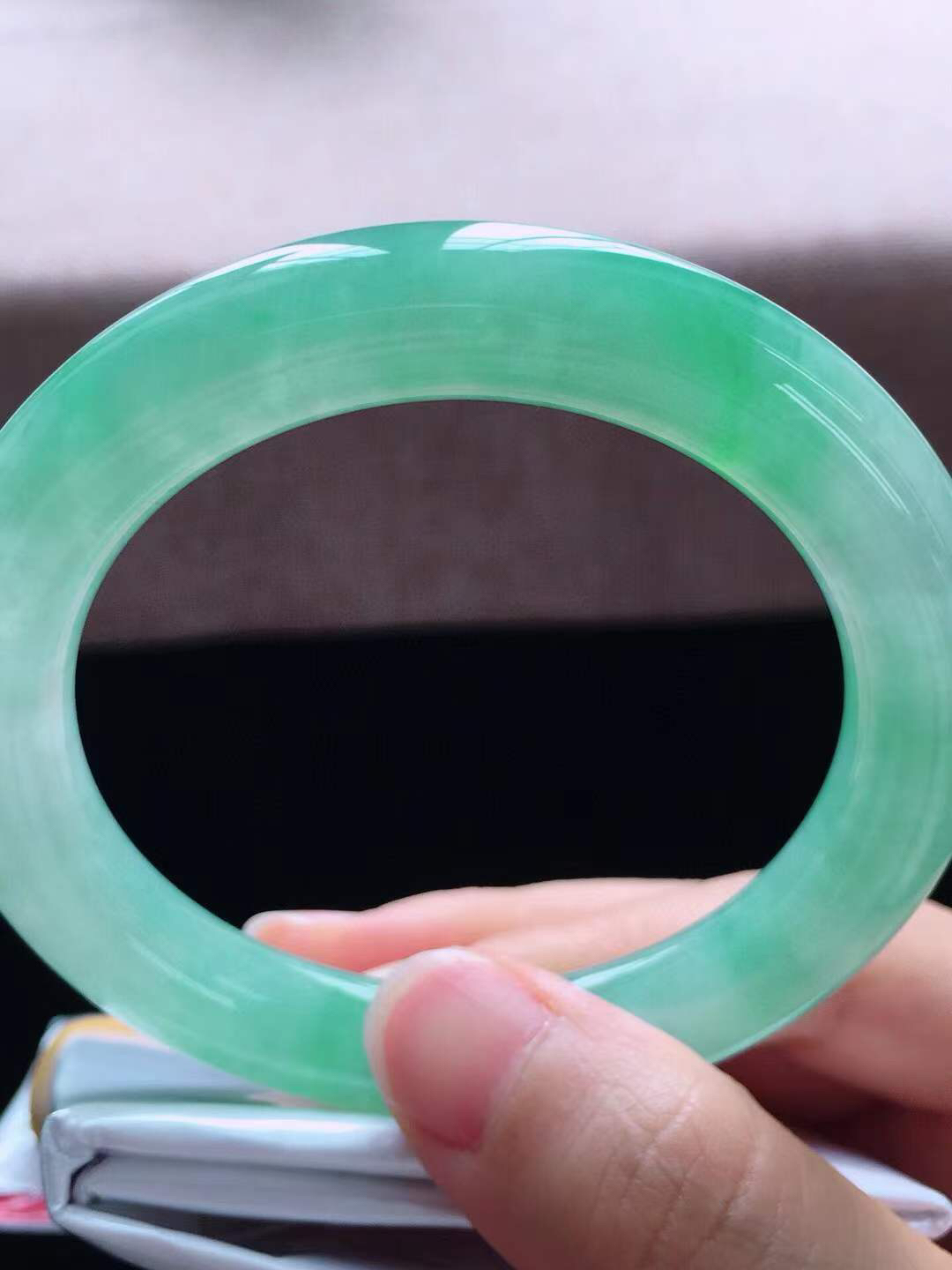 【翡翠名称】老种冰飘绿54.6圈口圆条手镯
【翡翠尺寸】54.6*10*10.2mm适合54.6-57圈口佩戴
【翡翠描述】宝贝种老水足，玉质细腻，色泽靓丽，性价比高，佩戴效果好！
【其它赠送】权威证书/精美挂绳盒子/支持全国复检