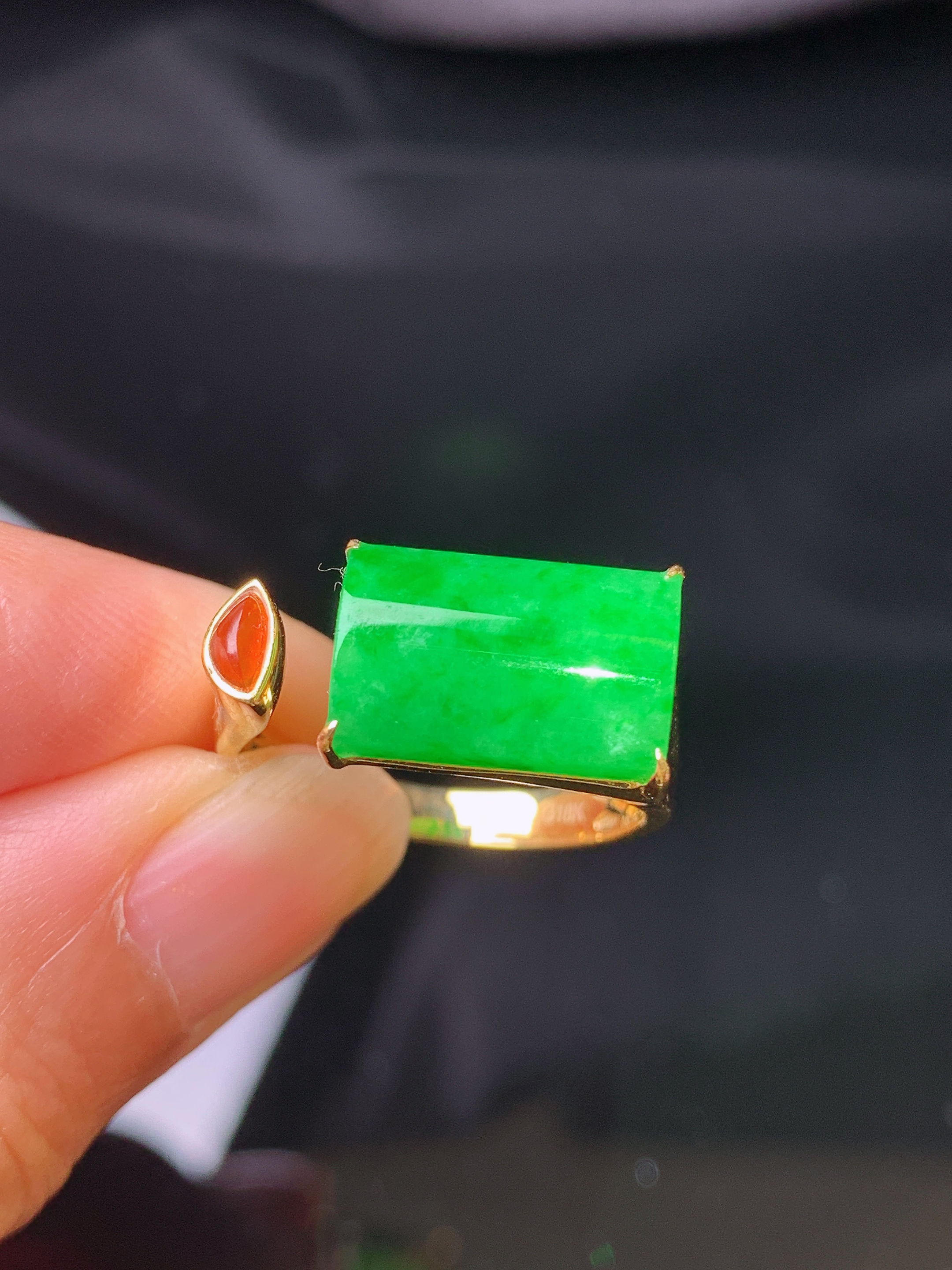 18k金钻镶嵌翠绿玉柱戒指 玉质细腻 色泽艳丽清新 水润亮眼 圈口16 整体尺寸8.3*13*4.2